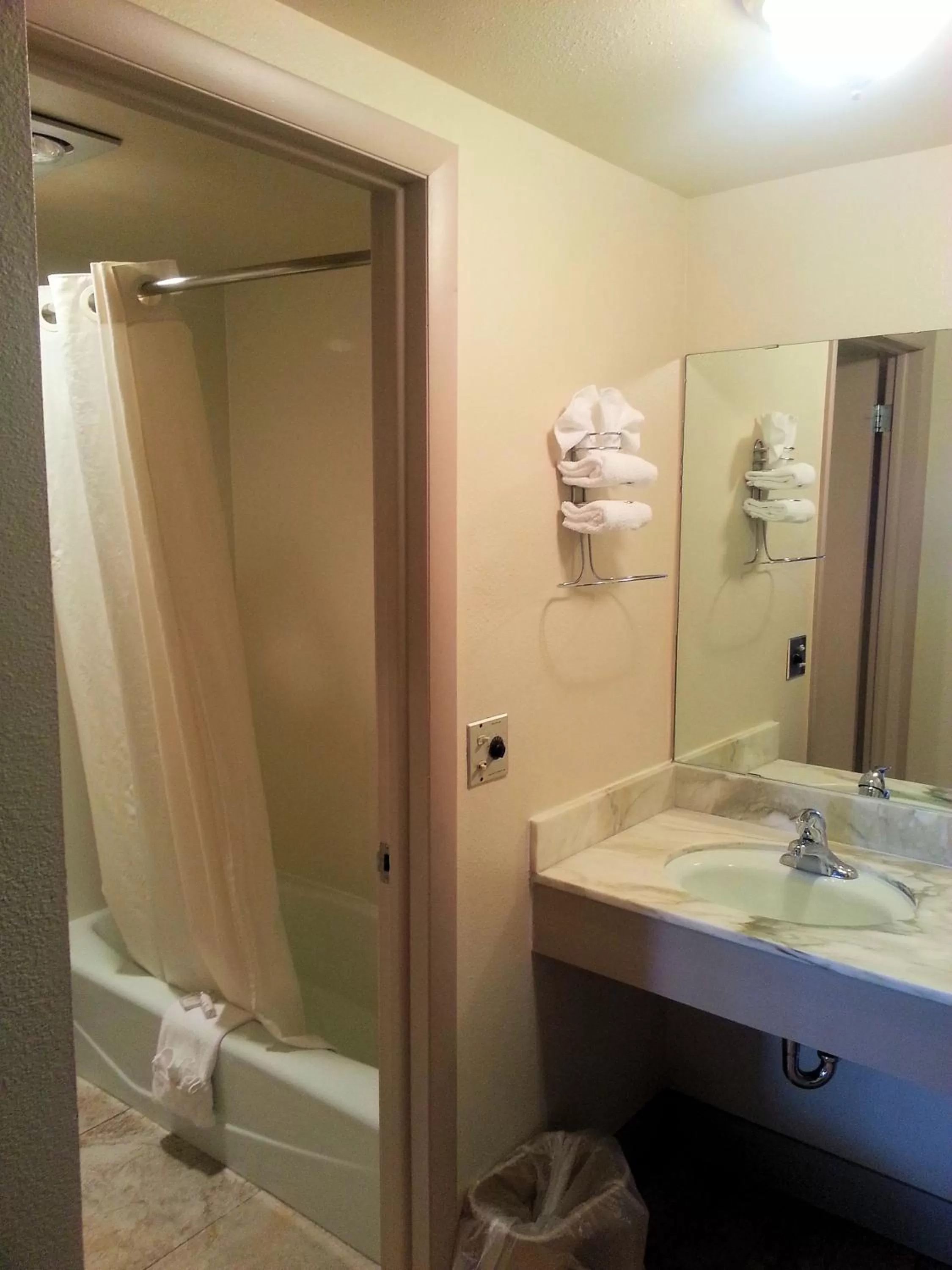 Shower in Greenwell Inn