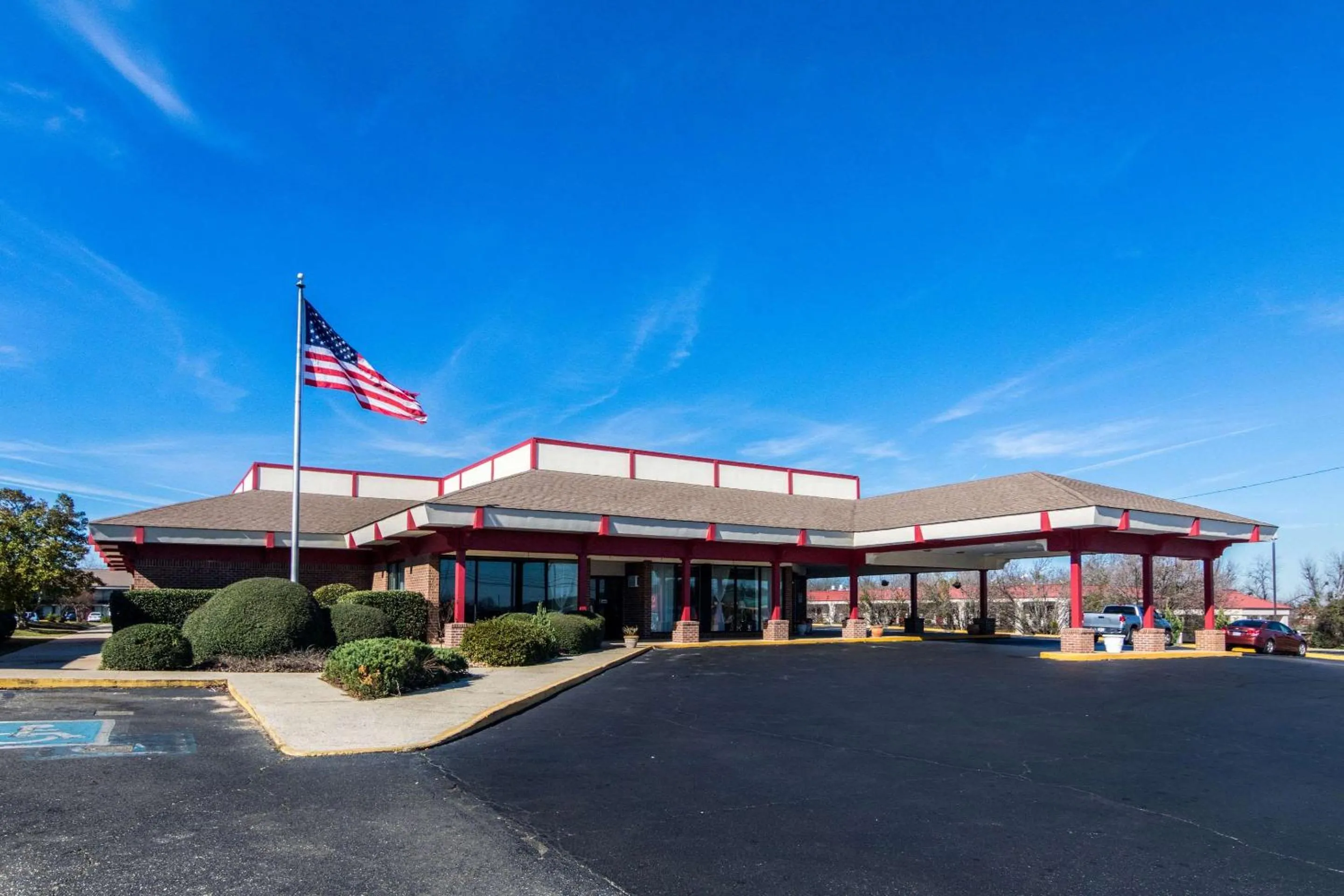 Property building in Econo Lodge Inn & Suites Conference Center Dublin
