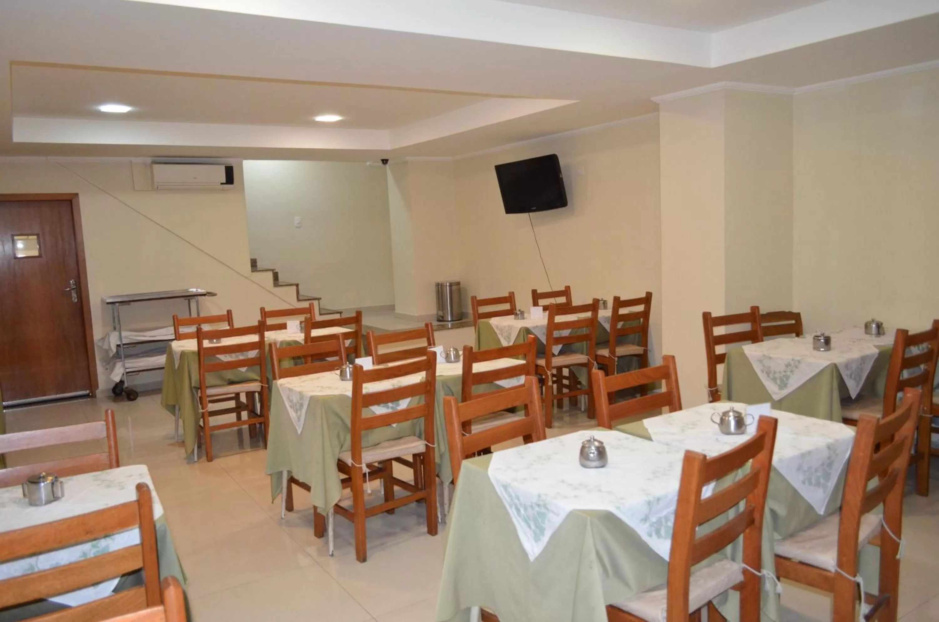 Restaurant/places to eat in Lux Hotel