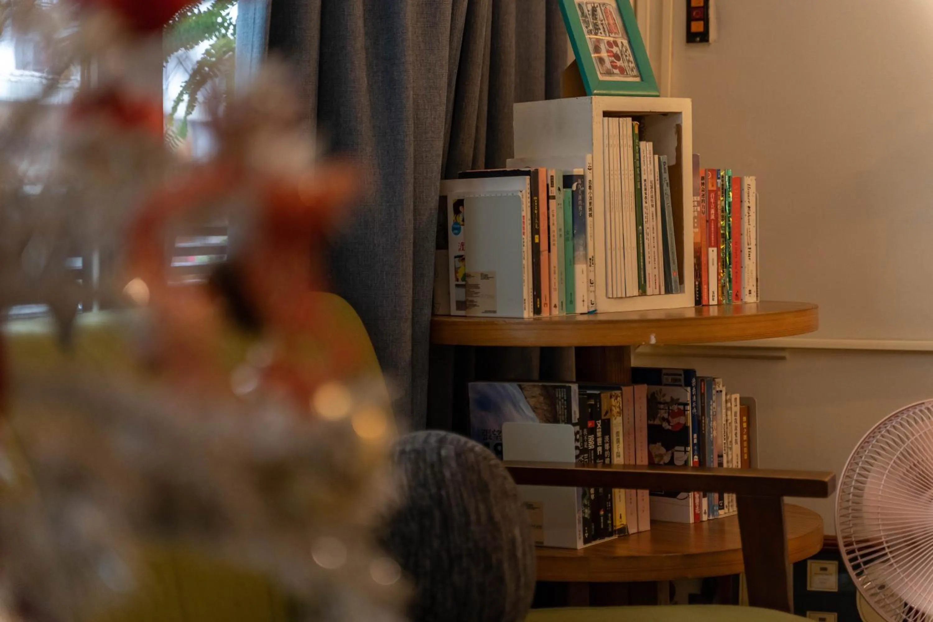 Communal lounge/ TV room in Cozy House Hostel