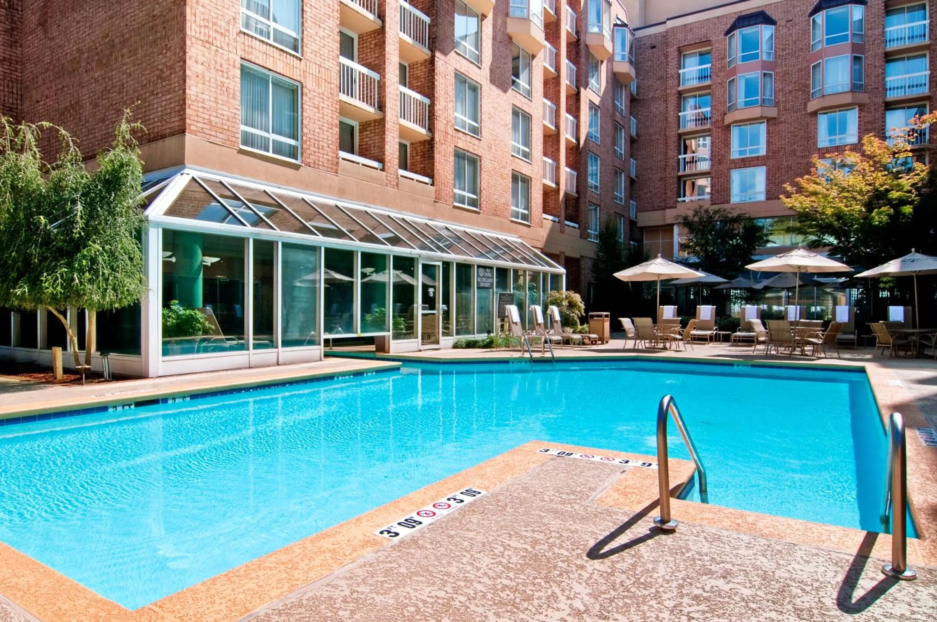 Swimming pool in Hilton Atlanta Perimeter Suites