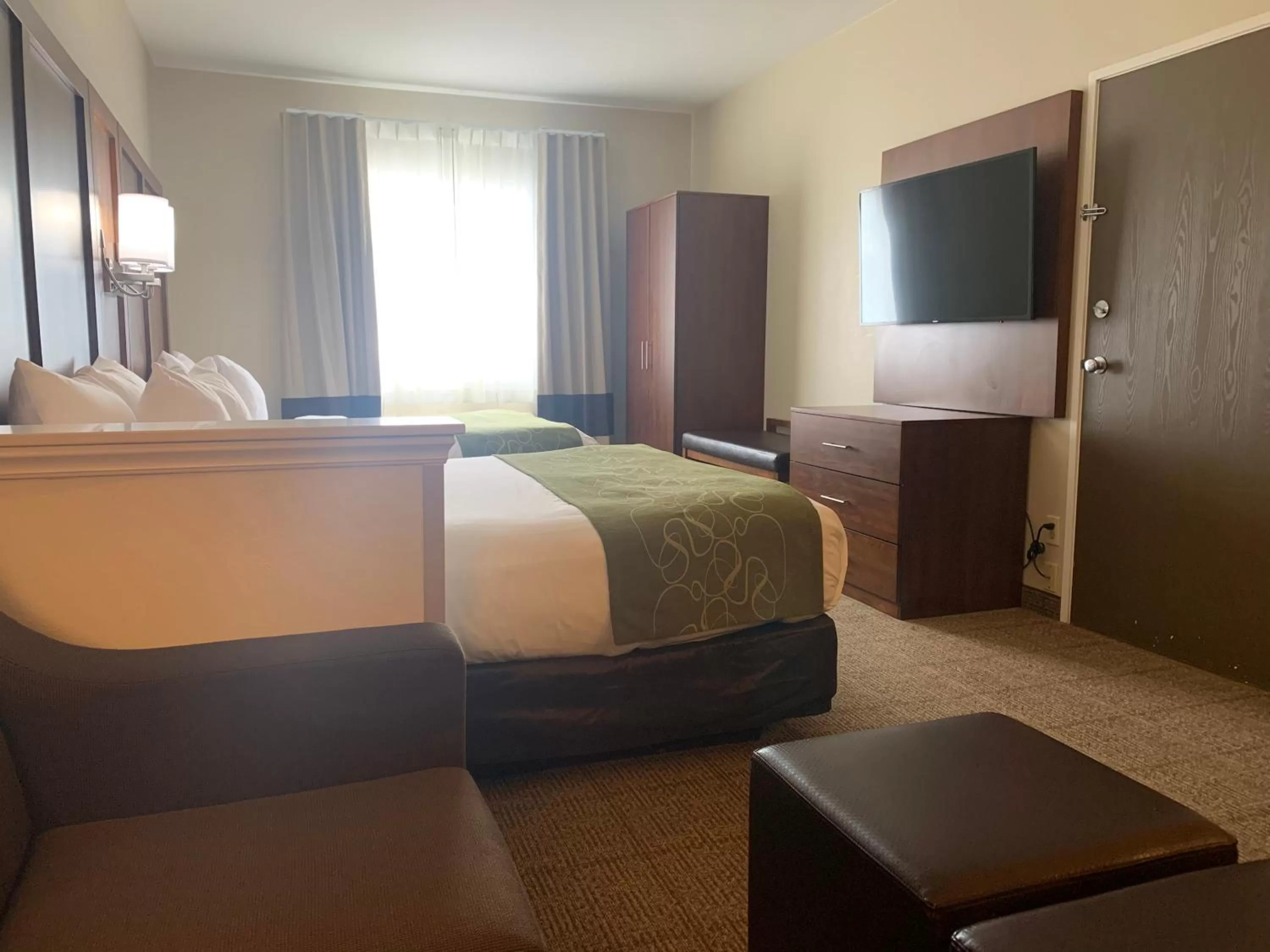 Photo of the whole room, Bed in Comfort Suites Peoria I-74