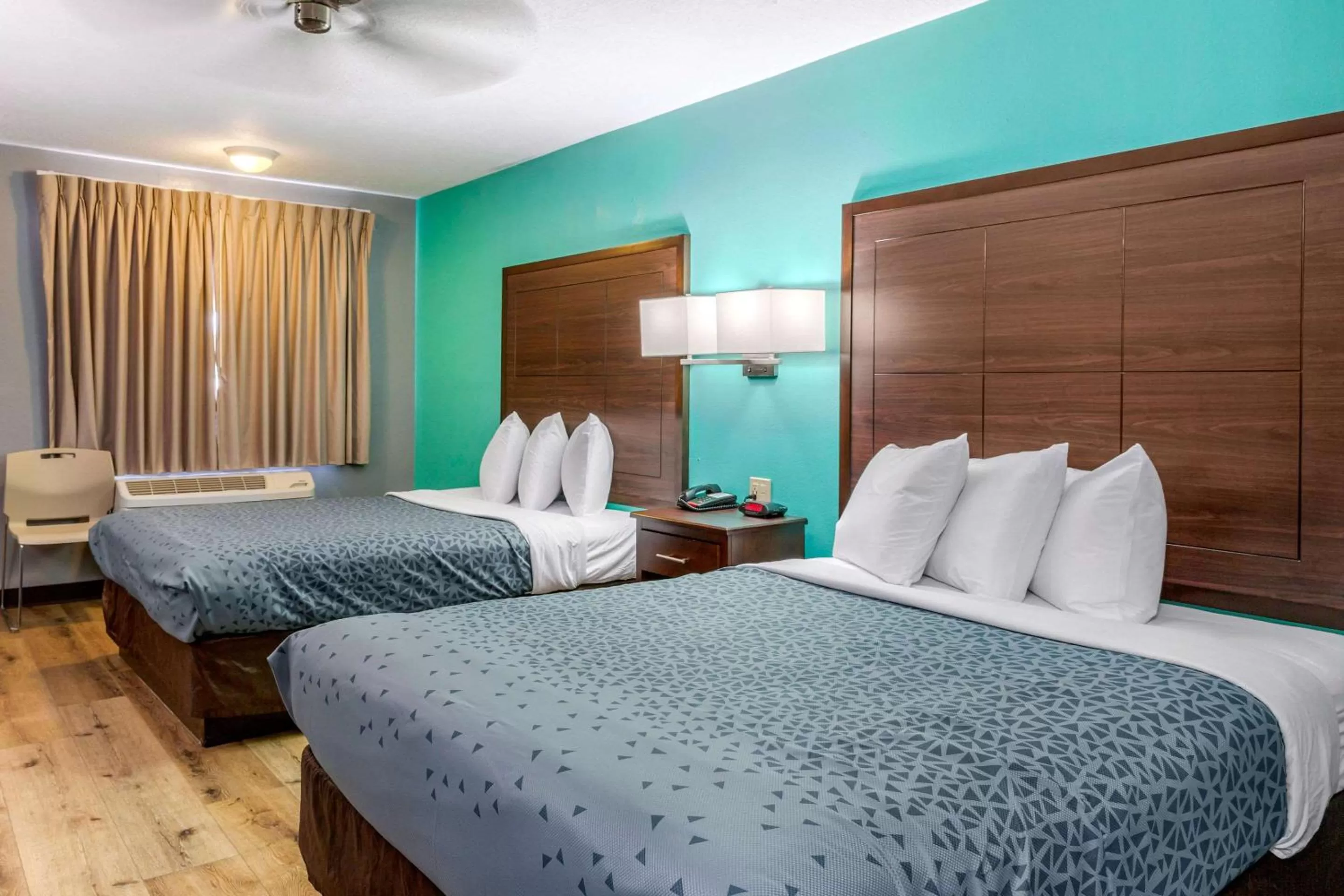 Photo of the whole room, Bed in Econo Lodge West - Coors Blvd