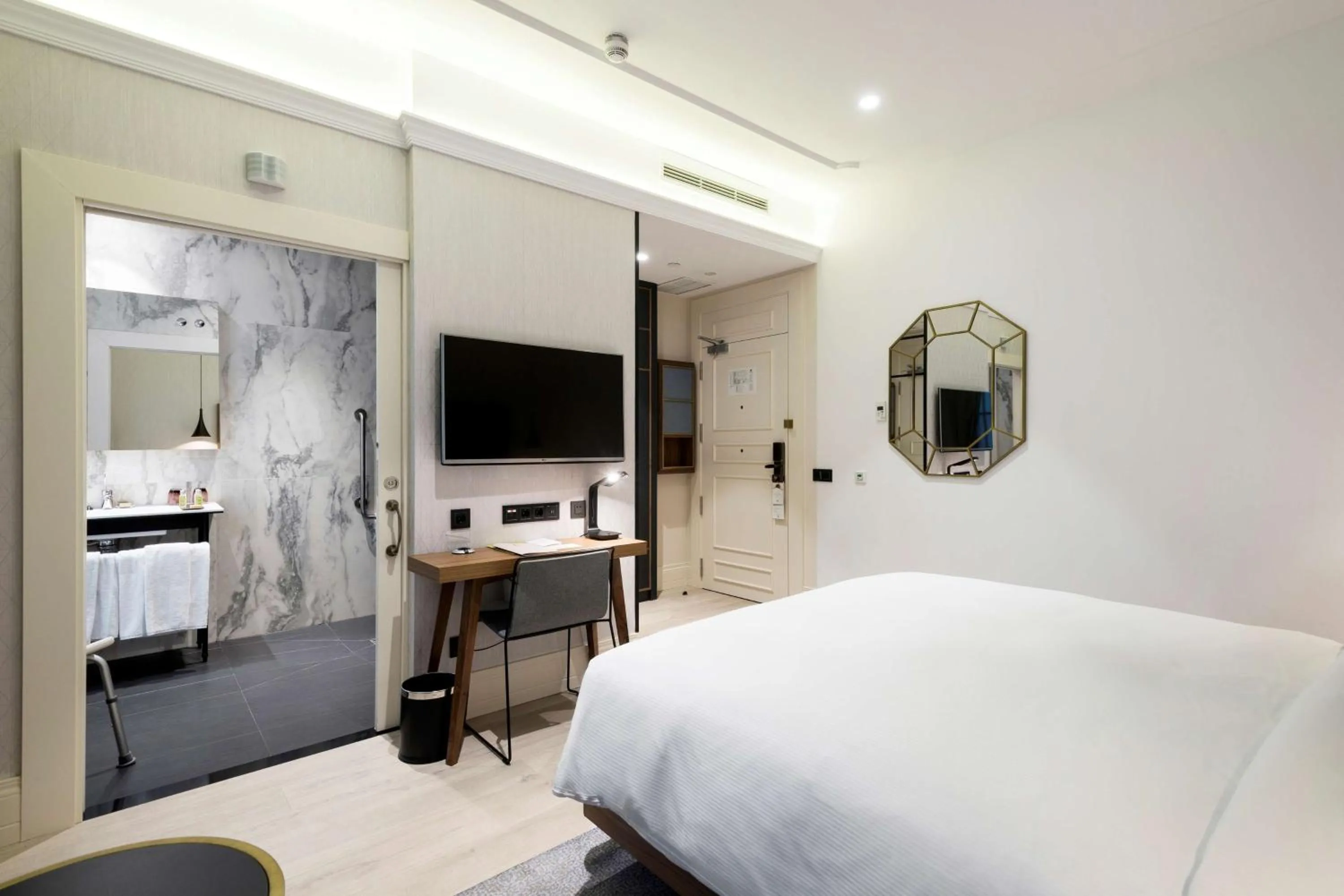 Bedroom, Bed in DoubleTree by Hilton Madrid-Prado