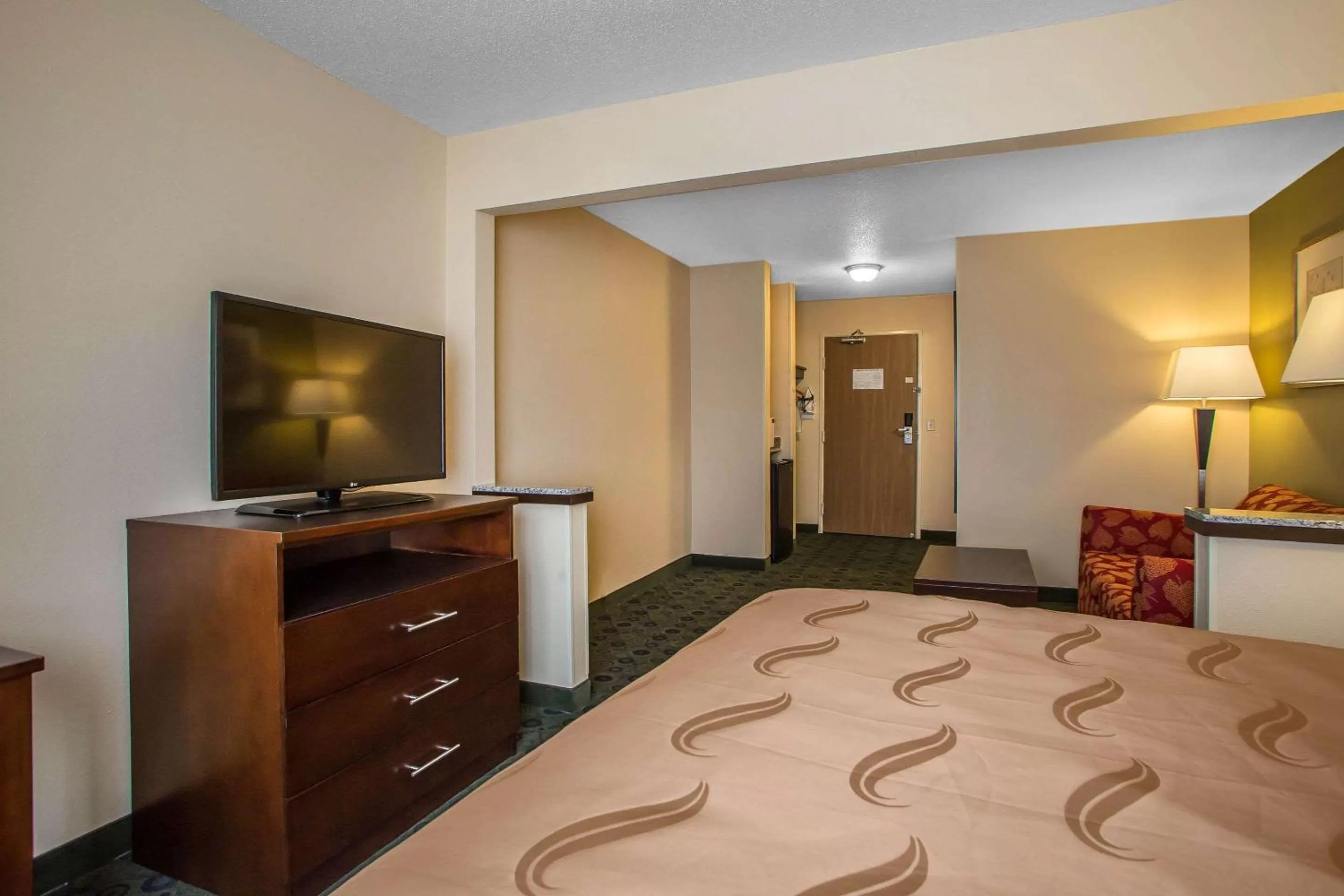 Bedroom, Bed in Quality Inn & Suites Bloomington I-55 and I-74