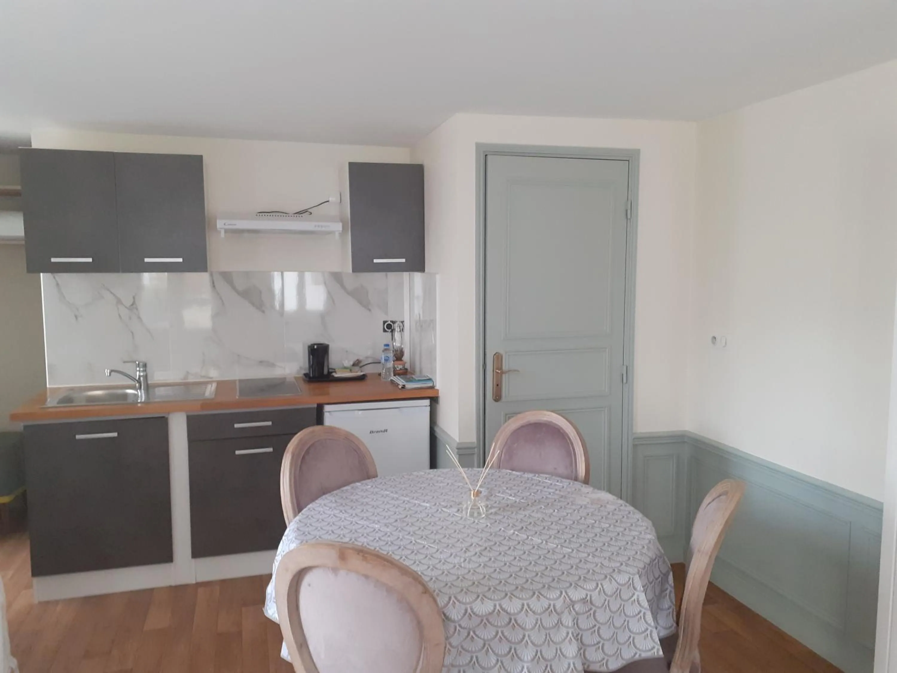 Kitchen or kitchenette in Hotel de Charme La Bonne Adresse - Logis hotels