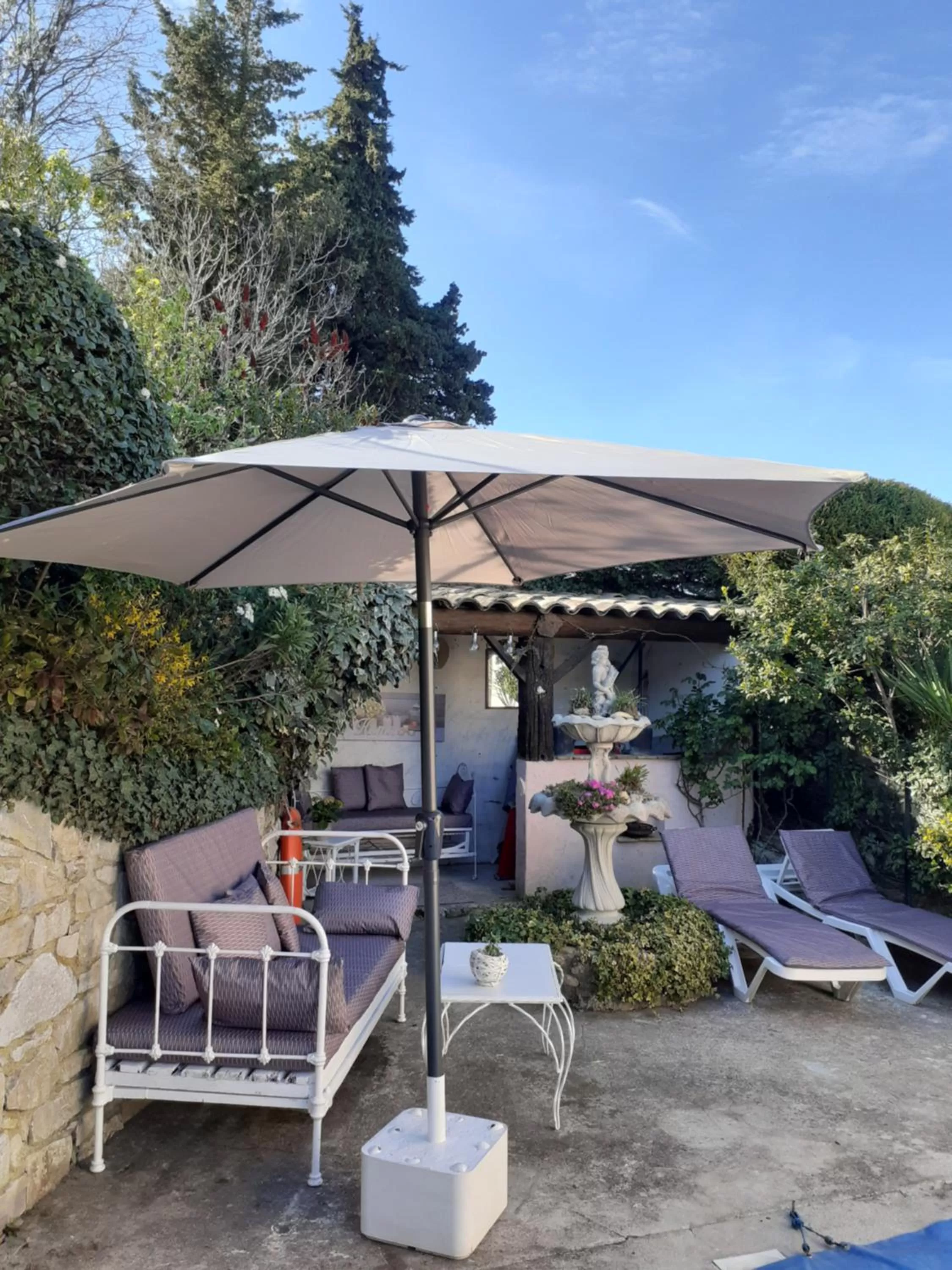 Swimming pool, Restaurant/Places to Eat in La Sapiniére -chambres climatisées