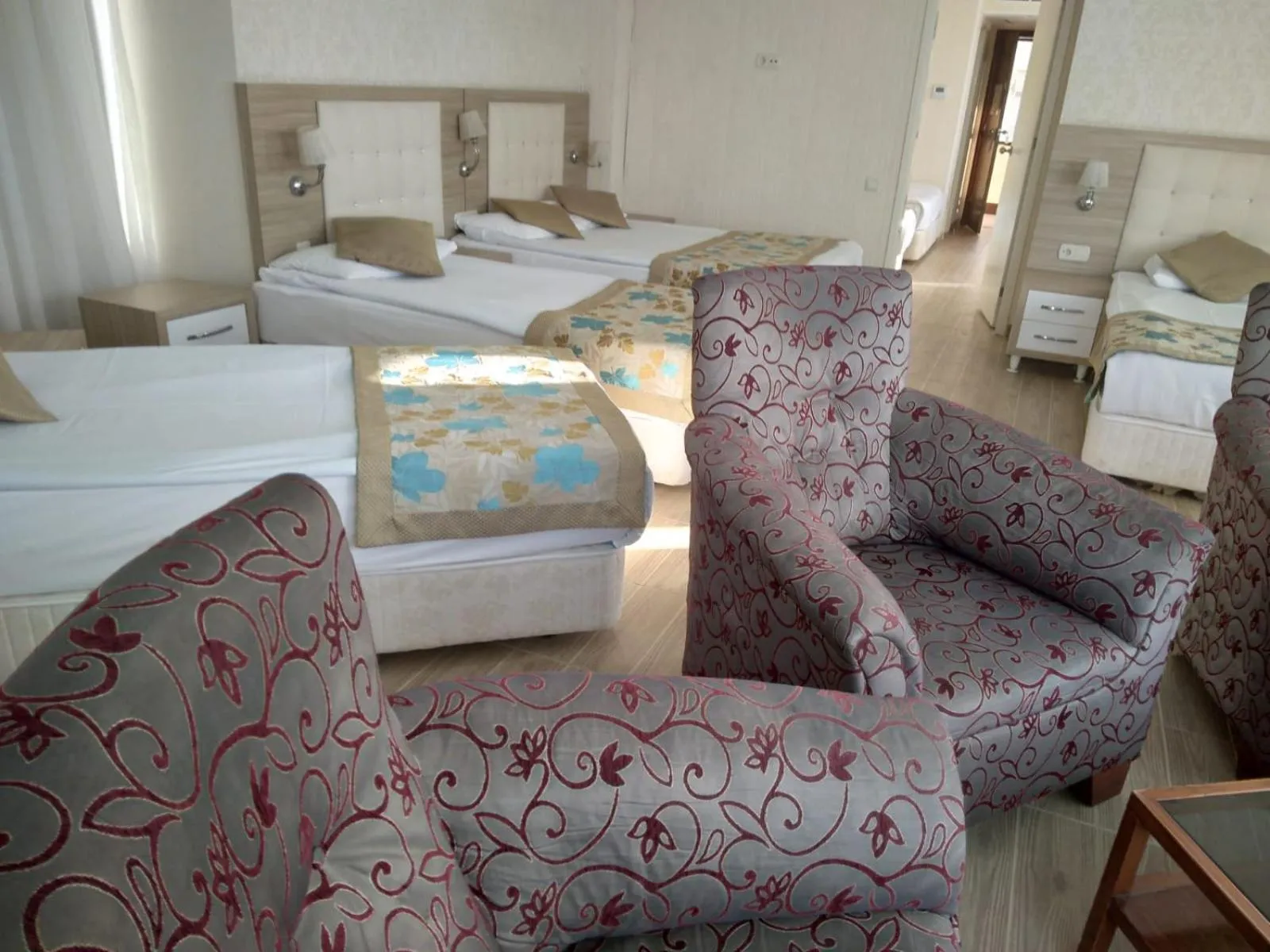 Seating area, Bed in Cender Hotel