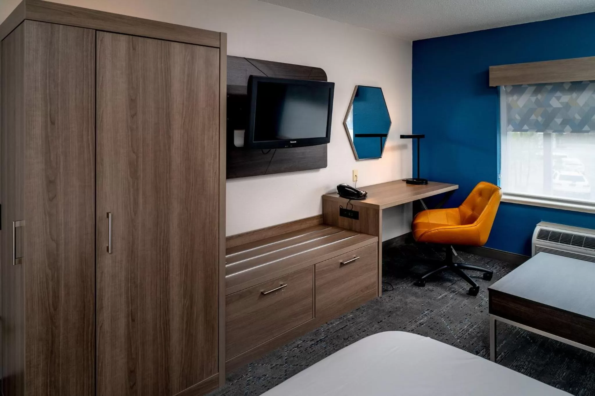 Photo of the whole room, Bed in Holiday Inn Express - Charleston/Kanawha City by IHG