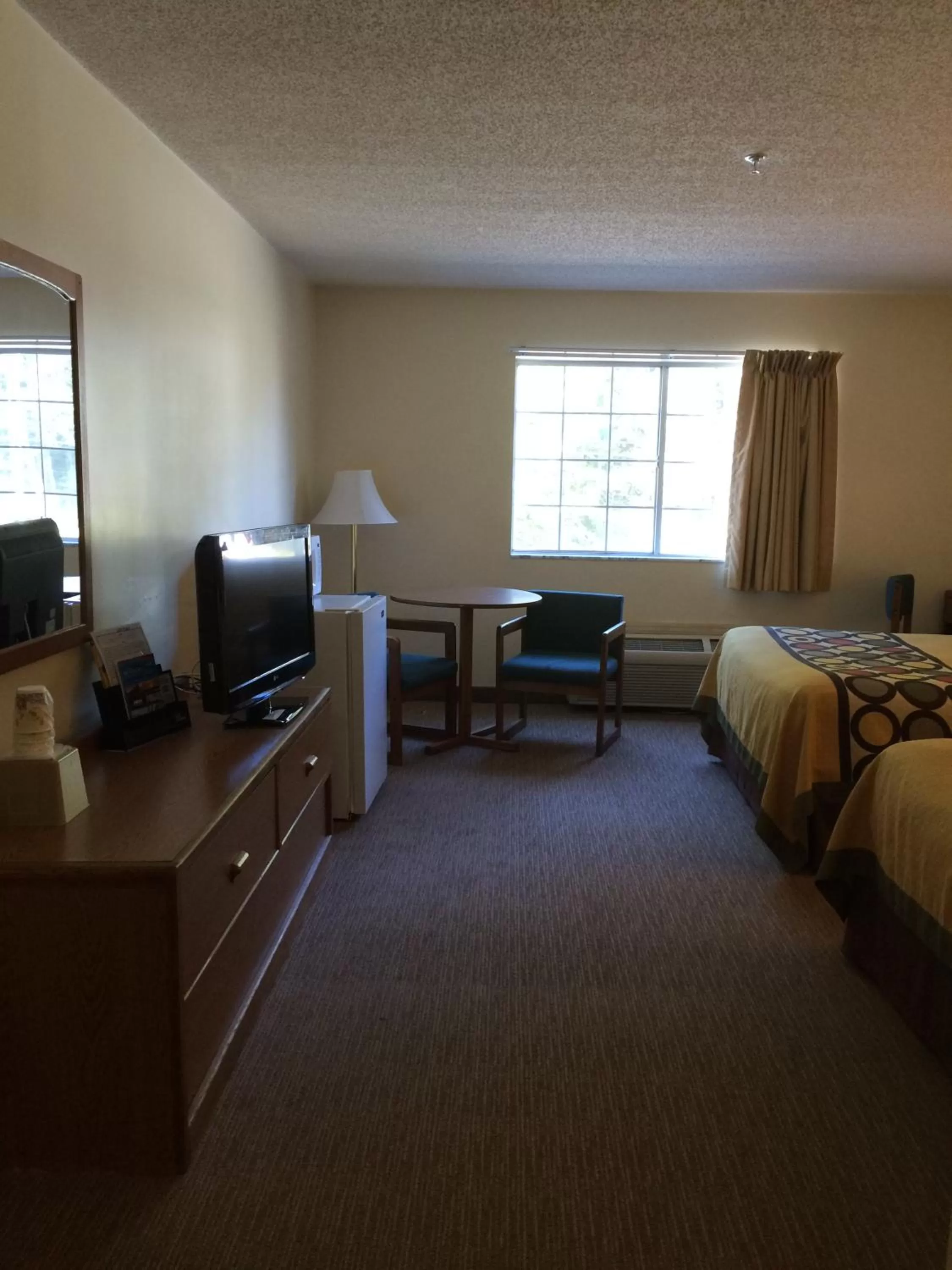 Photo of the whole room, Bed in Brookshire Inn