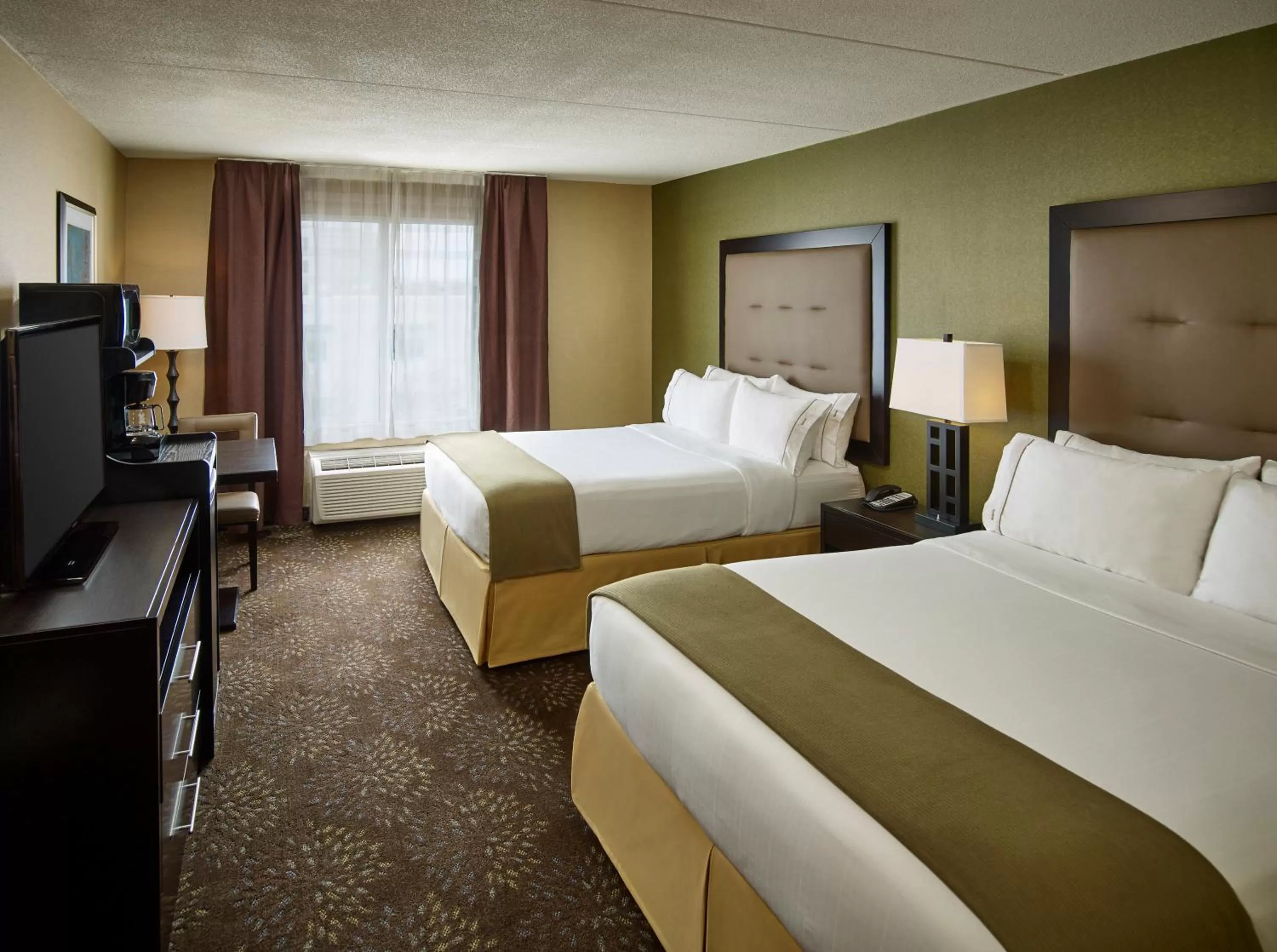 Photo of the whole room, Bed in Holiday Inn Express & Suites Timmins by IHG