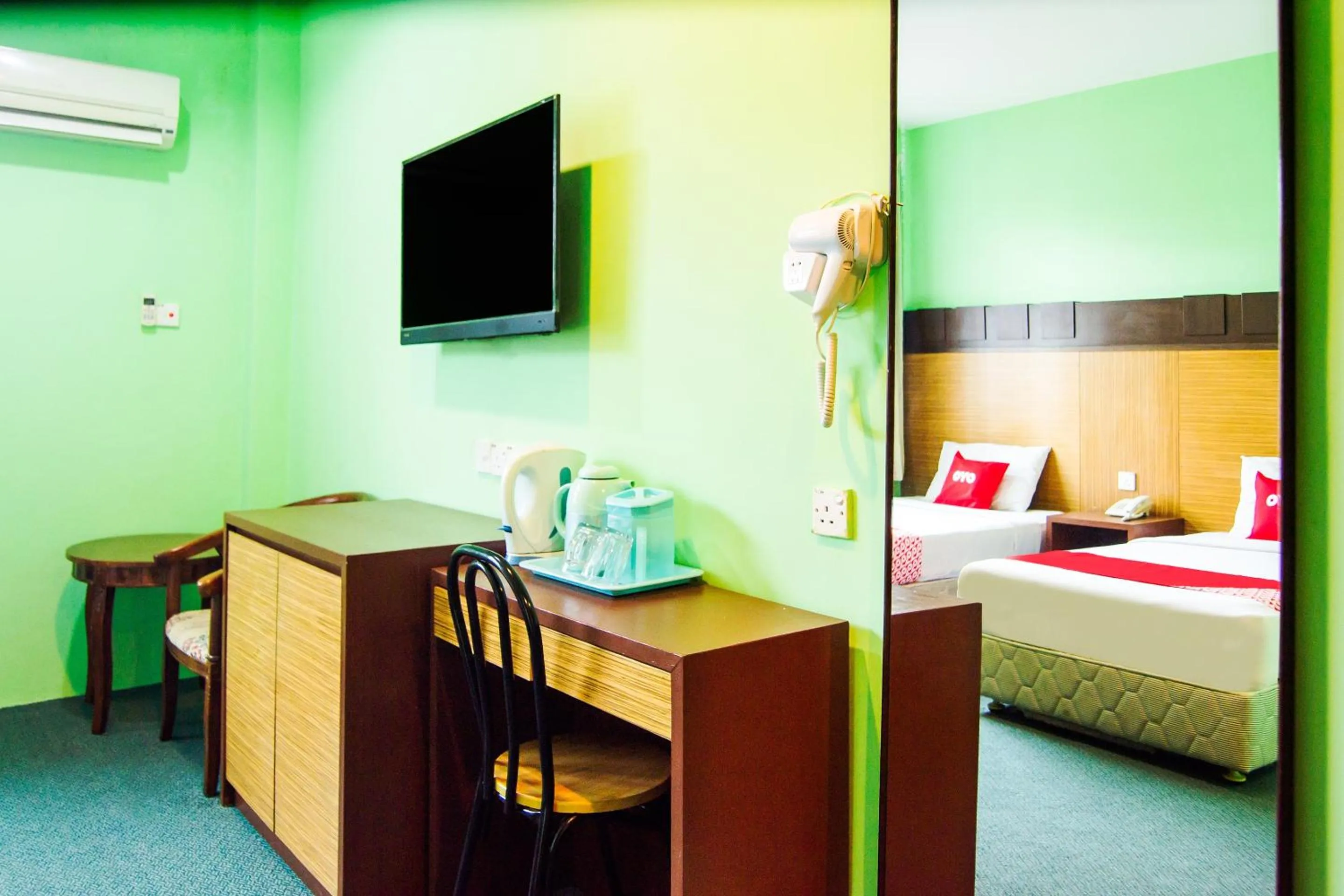 Bedroom, TV/Entertainment Center in OYO 89408 Royal Hotel