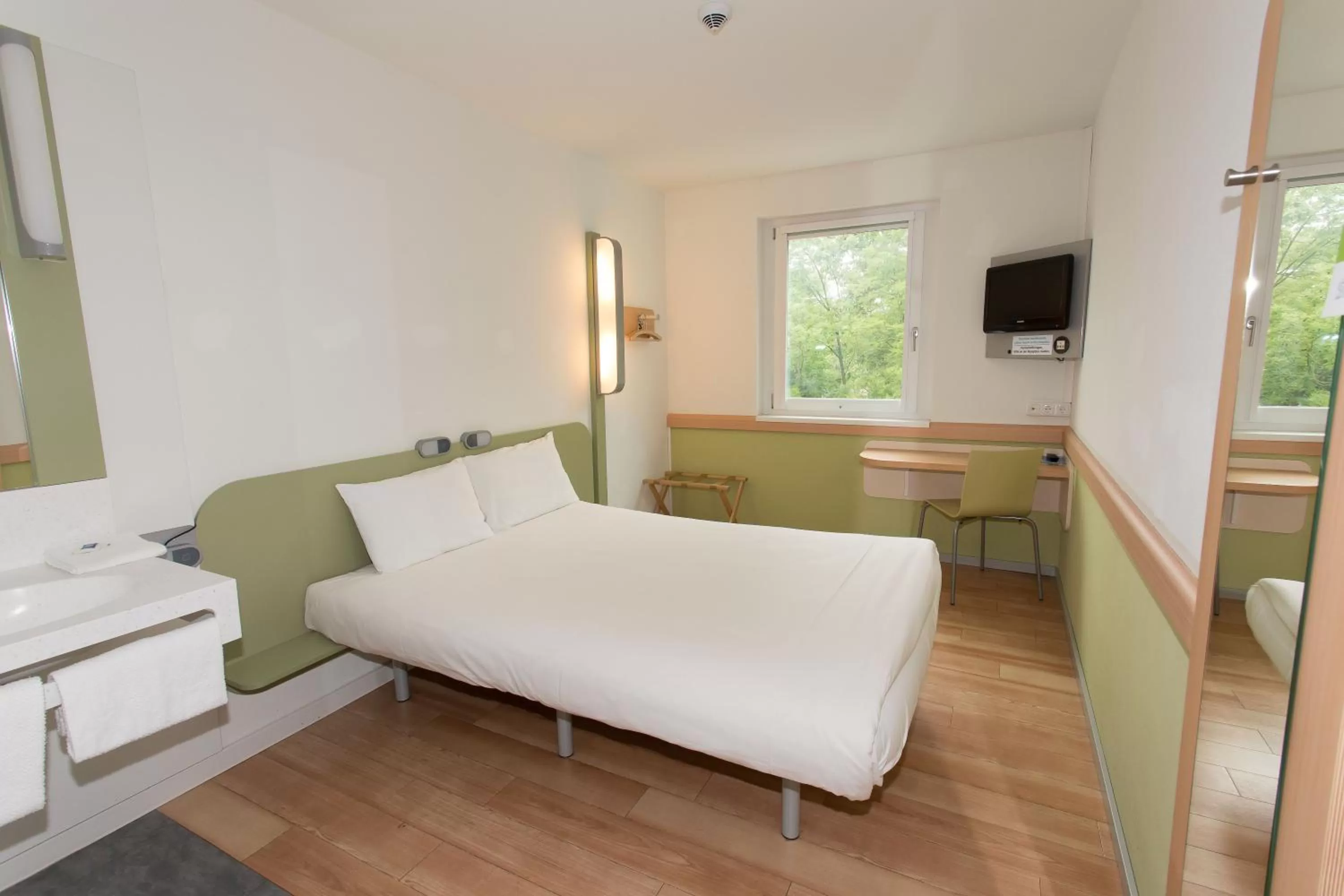 Photo of the whole room, Bed in ibis budget Augsburg City