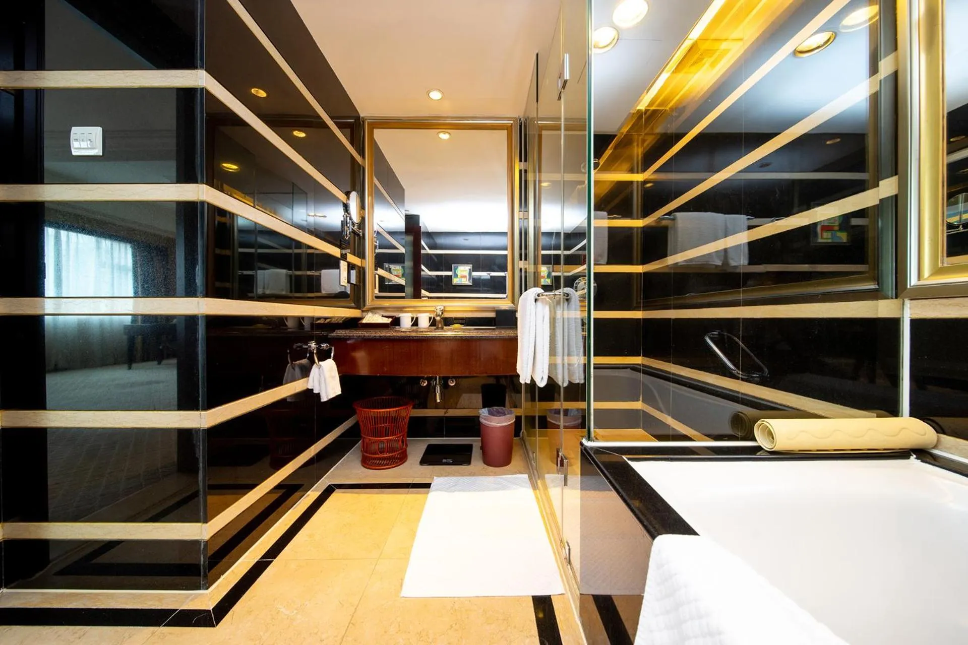 Bathroom, Bed in Grand International Hotel