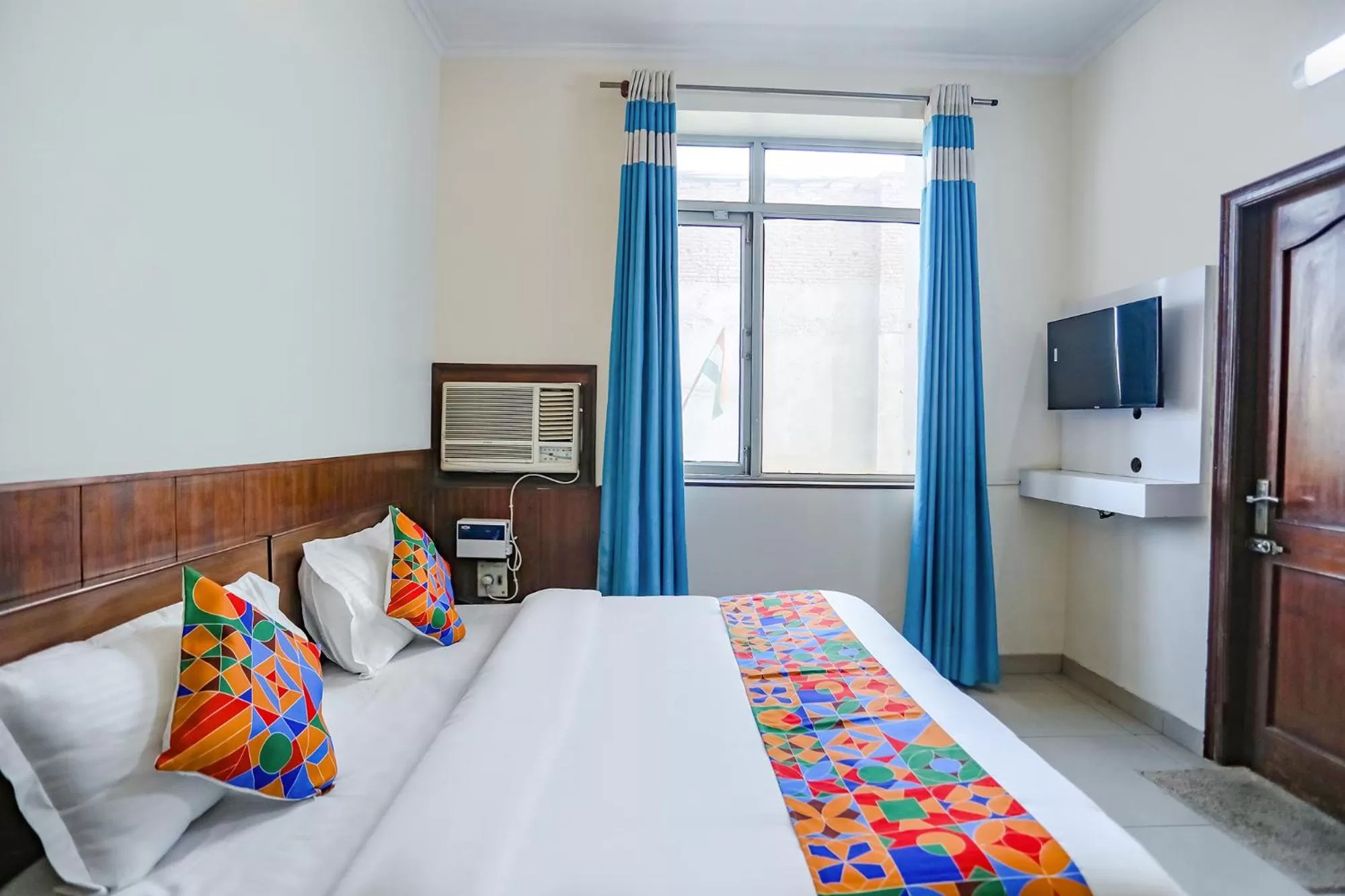 Bed in FabHotel Hexa Ghaziabad