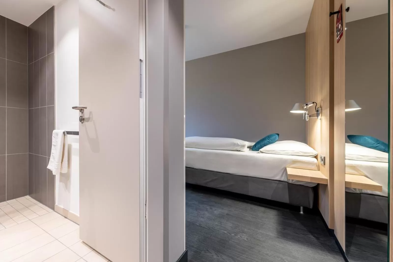 Photo of the whole room, Bed in Serways Hotel Hösel