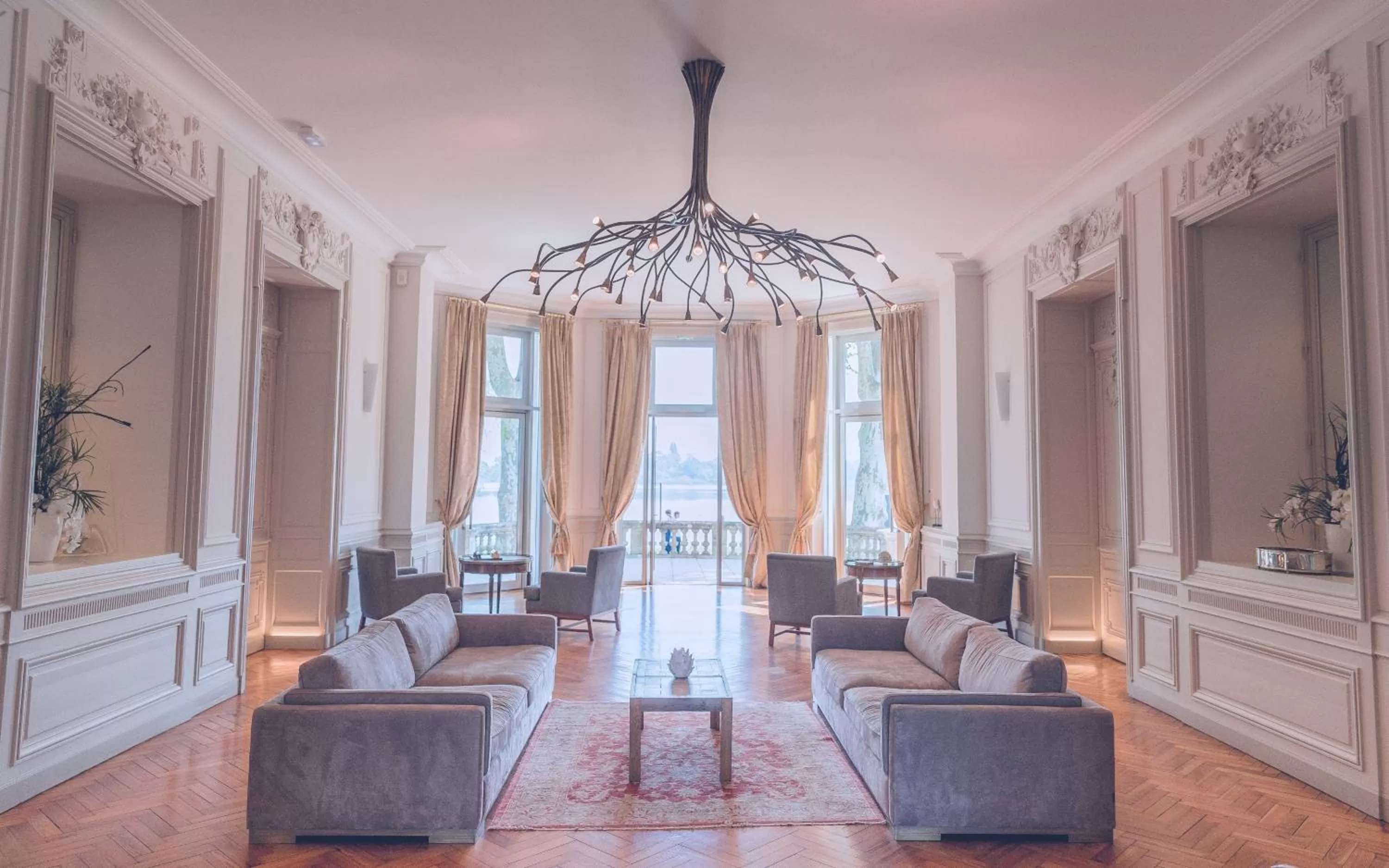 Lobby or reception in Château Grattequina Hôtel