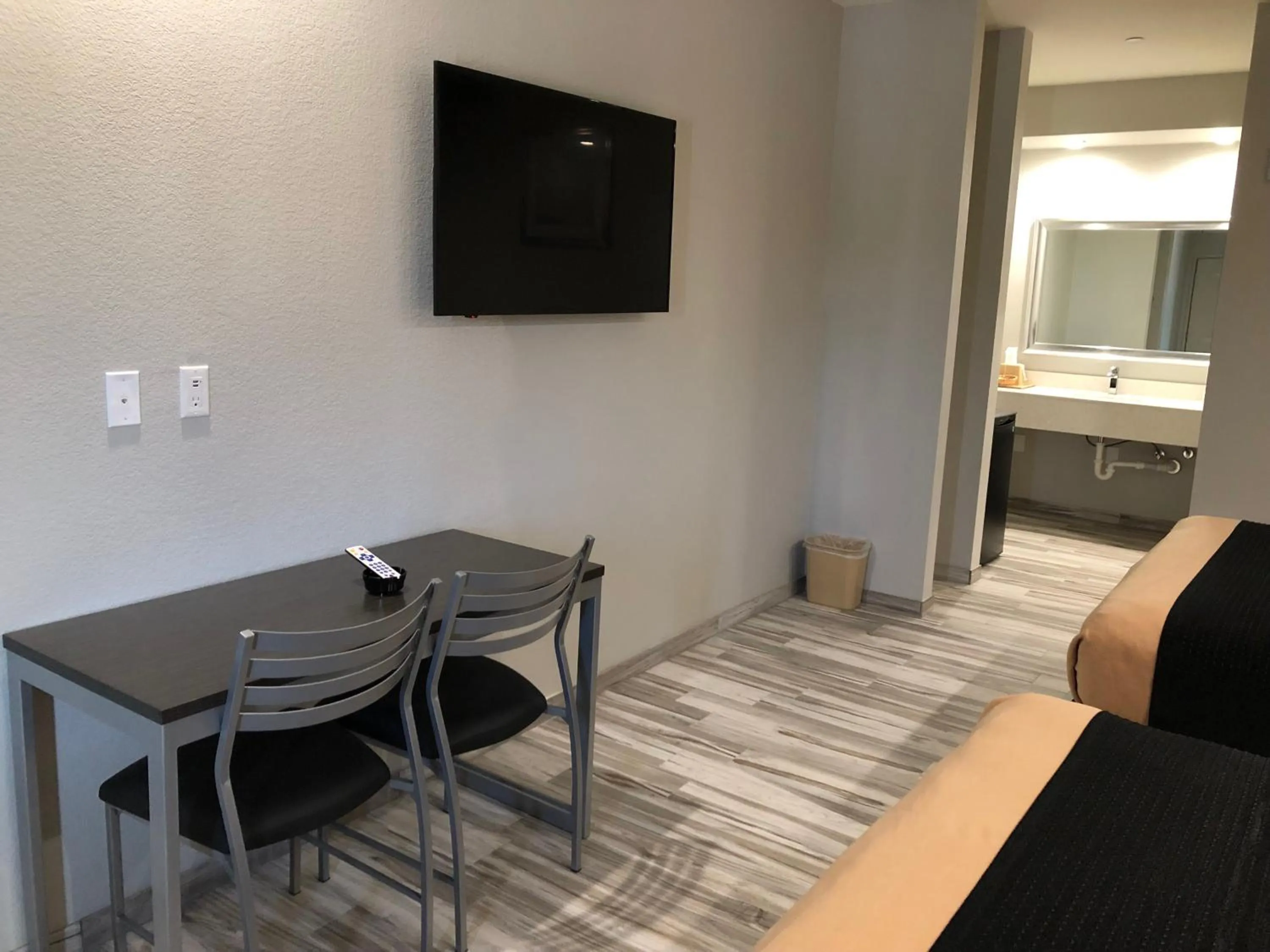 TV and multimedia in Crystal Inn Downtown