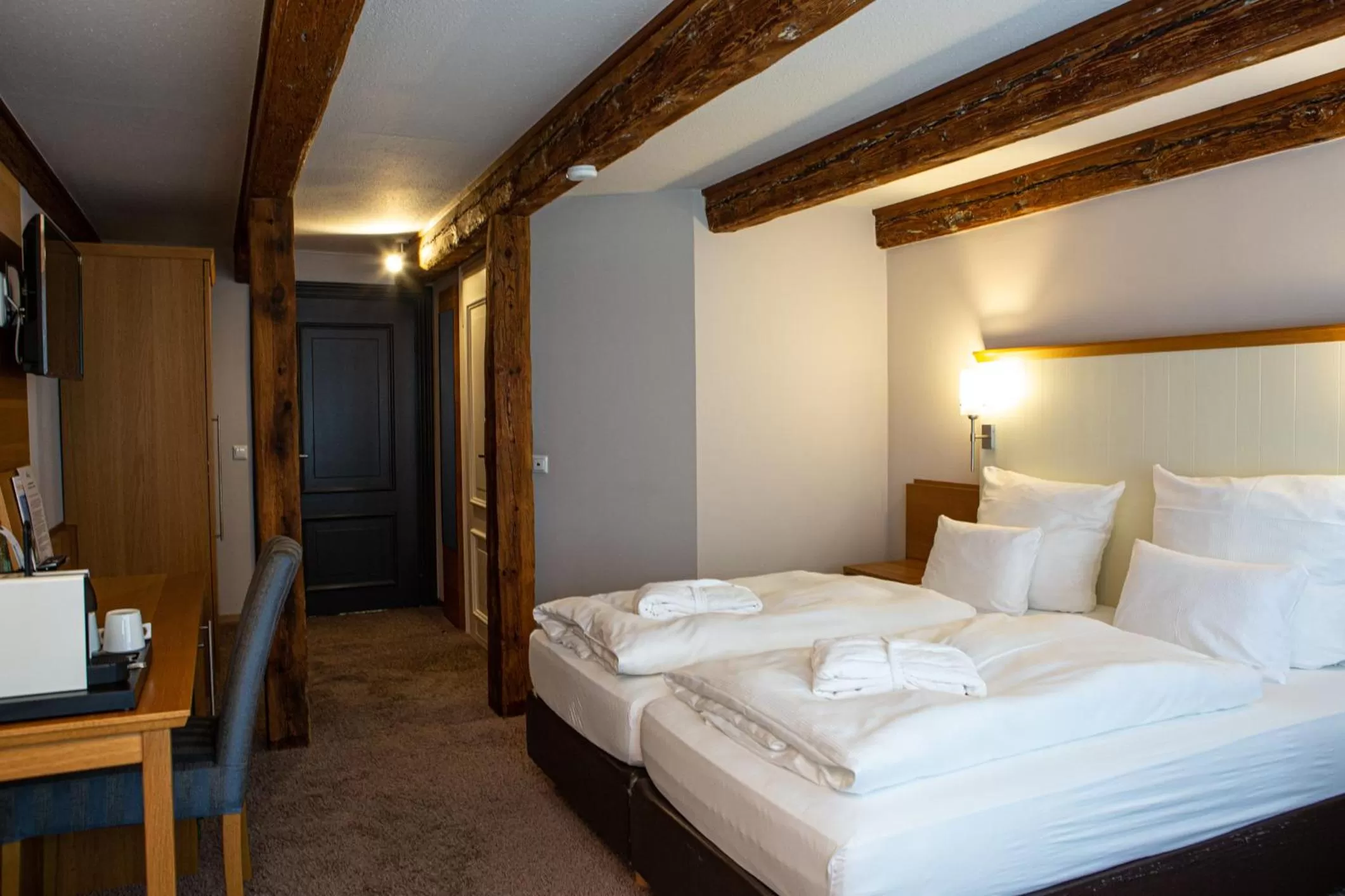 Property building, Bed in Romantik Hotel Aquarium