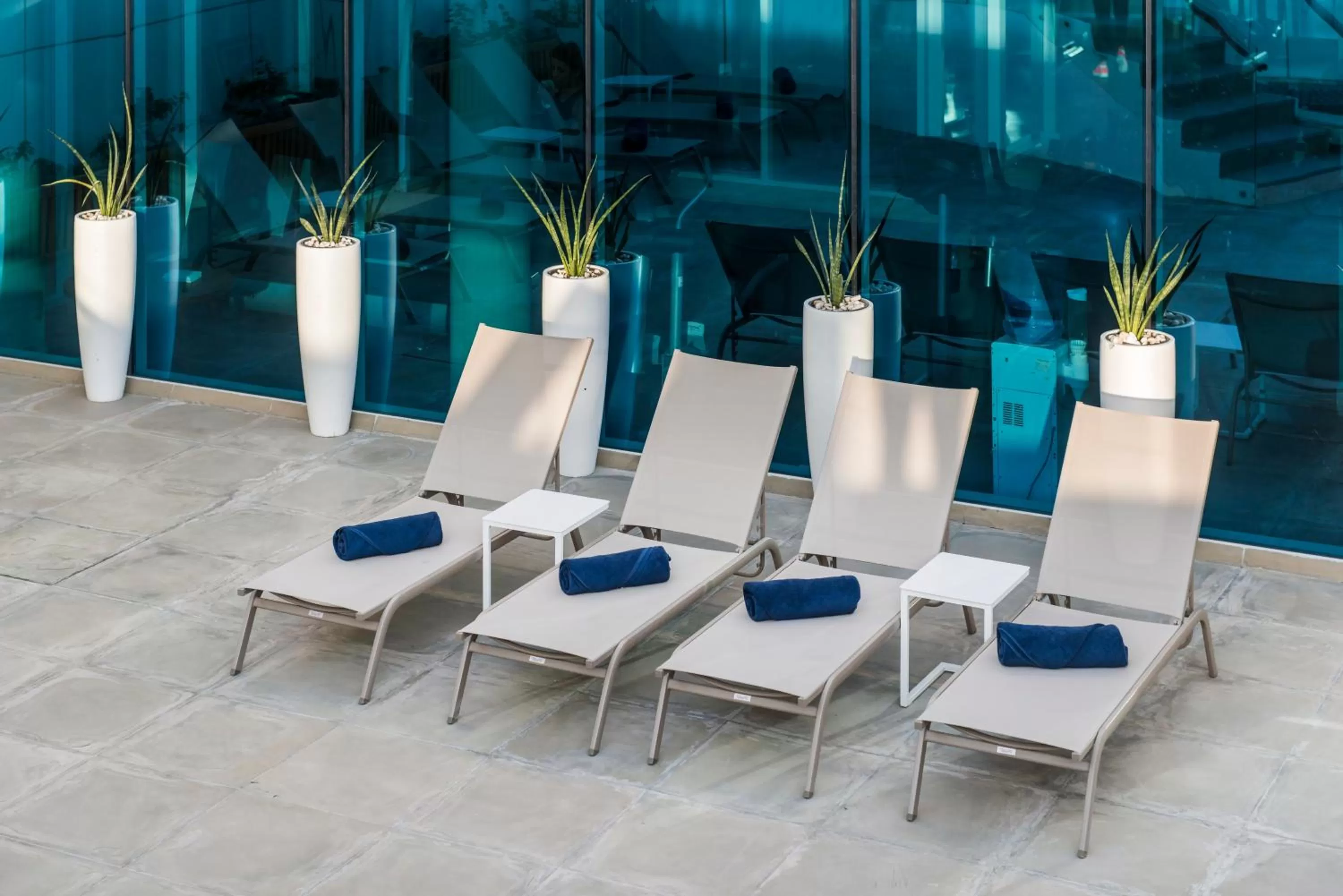 Swimming pool in Jannah Place Dubai Marina