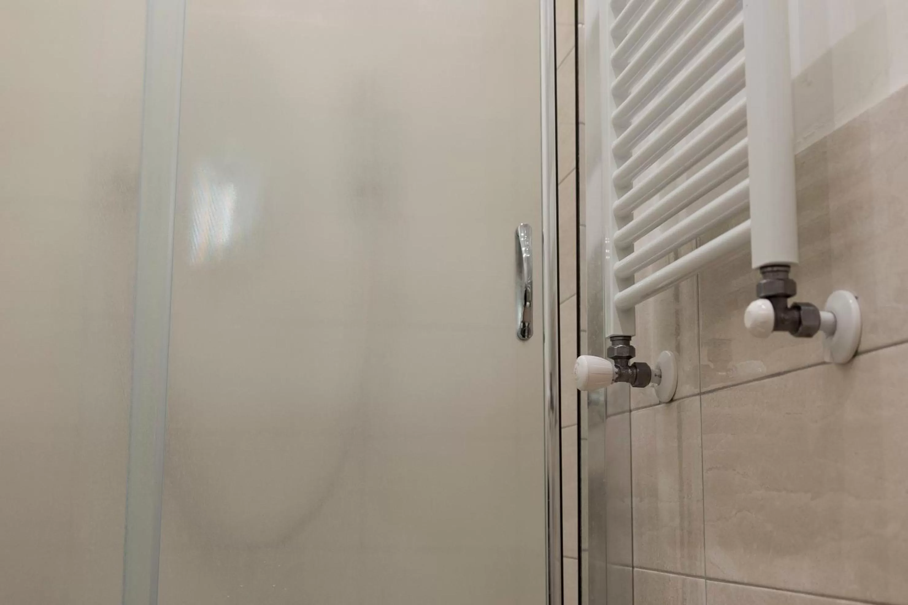 Shower in La Breccia A Porta Pia