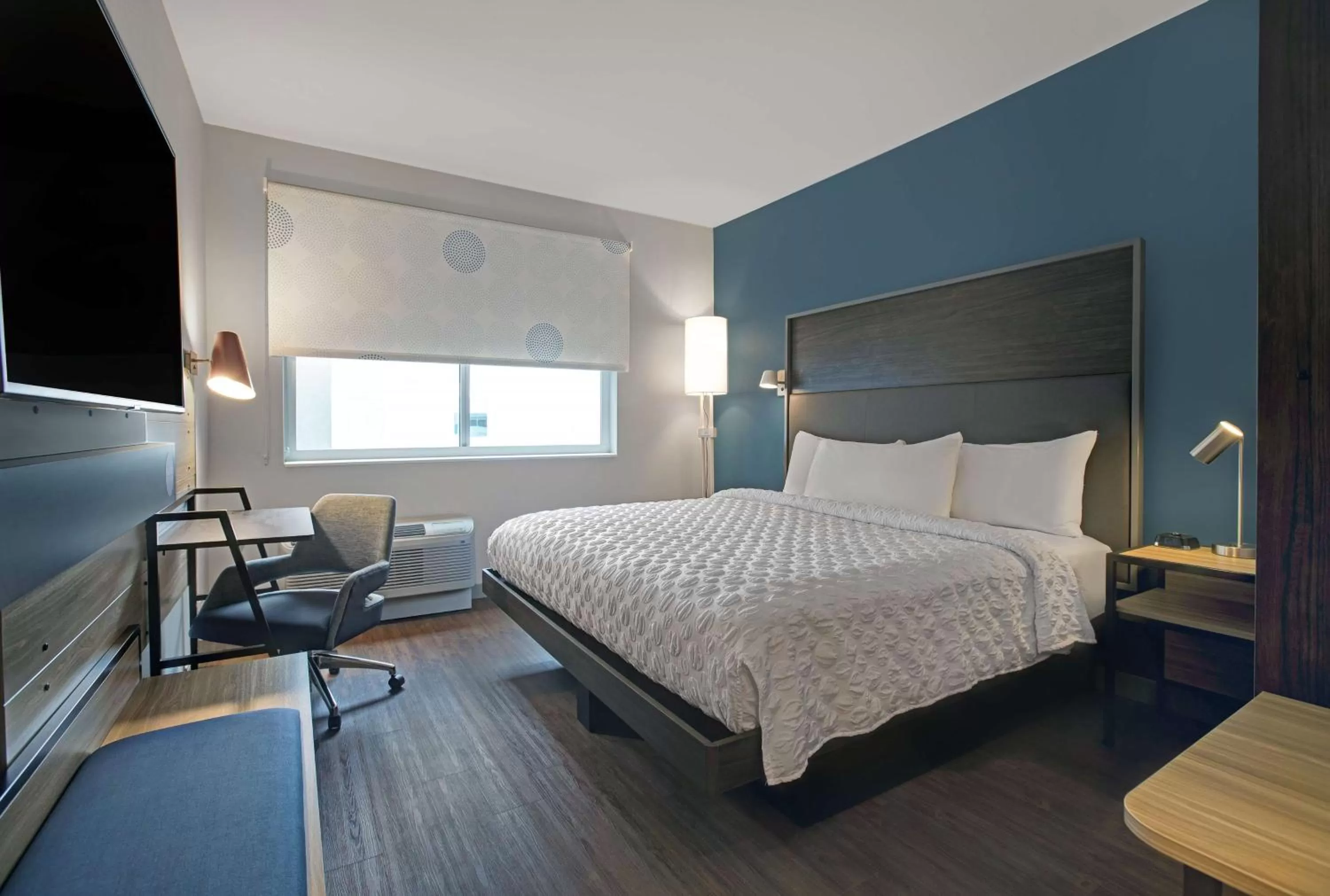 Bed in Tru By Hilton Milwaukee Downtown, WI