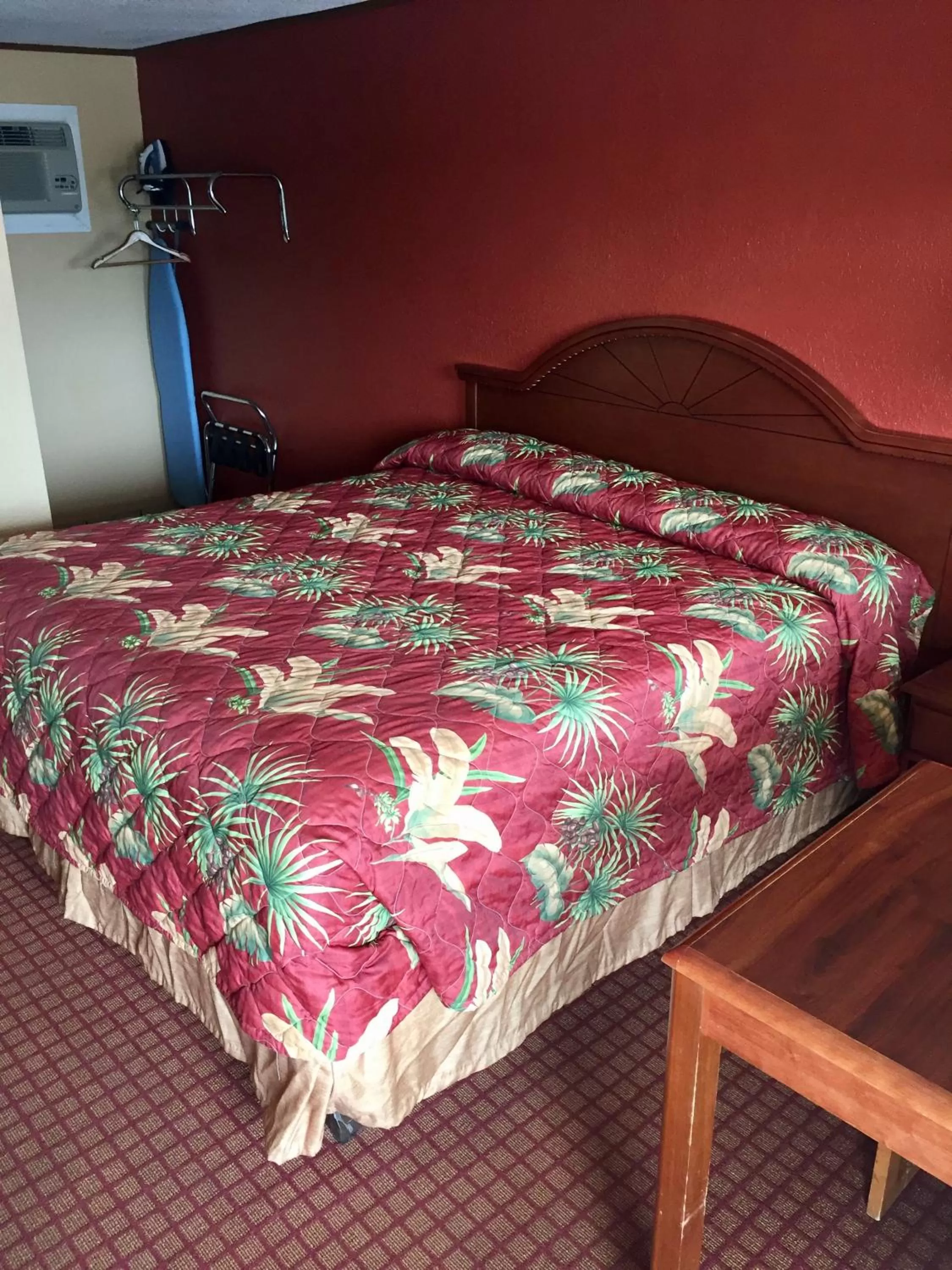 Bed in DeQueen Courtyard Inn