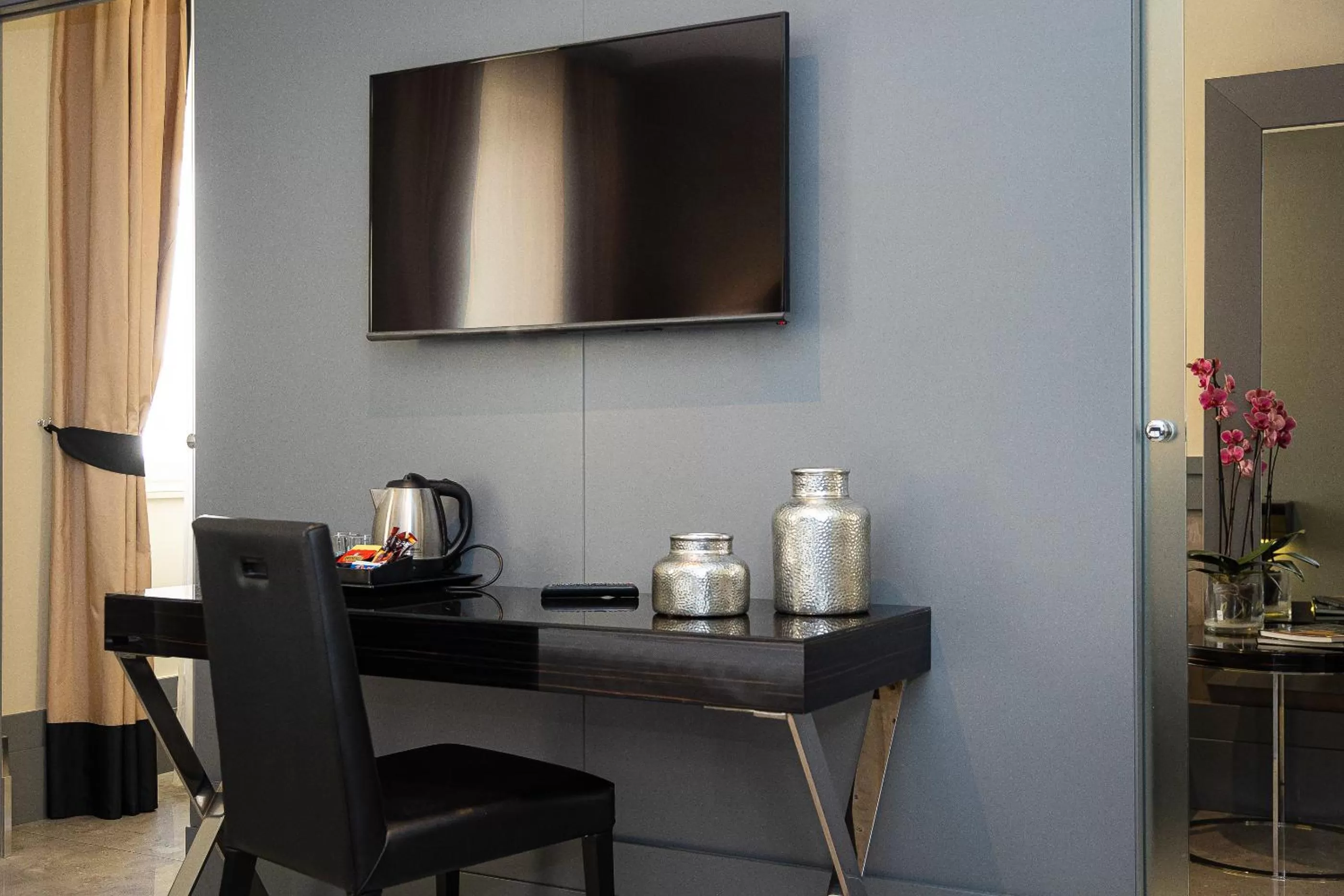 TV and multimedia in Hotel Castellino Roma