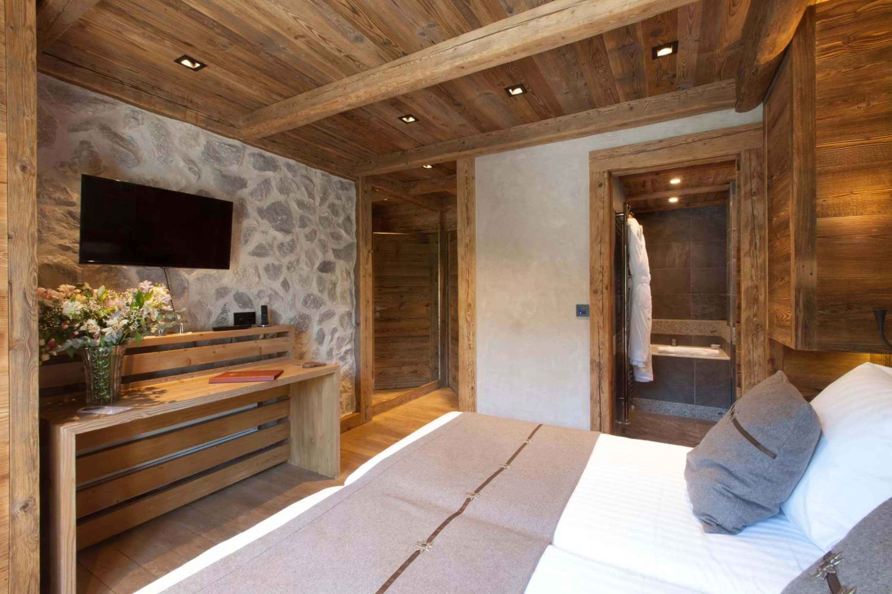 Bedroom, Bed in Au Coin Du Feu