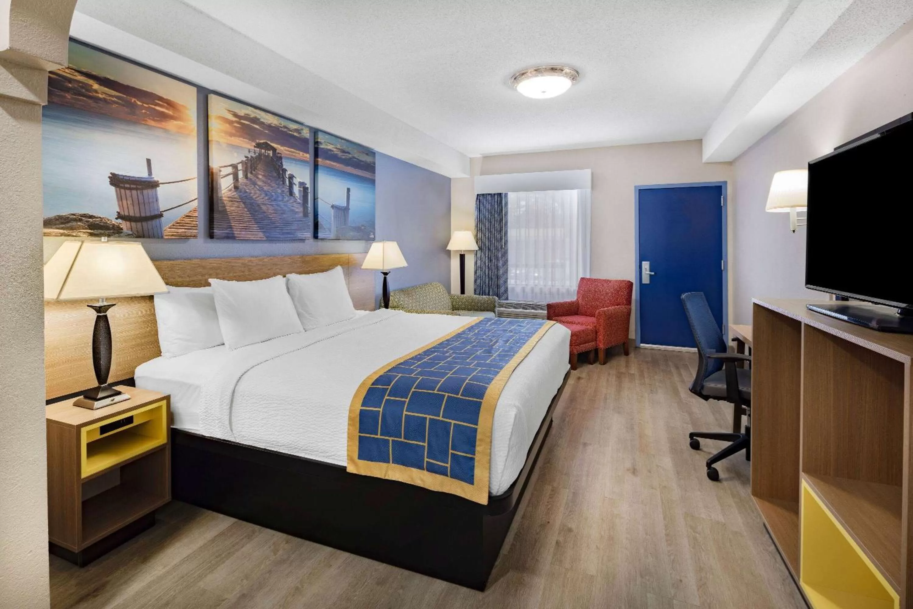 Bed in Days Inn & Suites by Wyndham Savannah Midtown