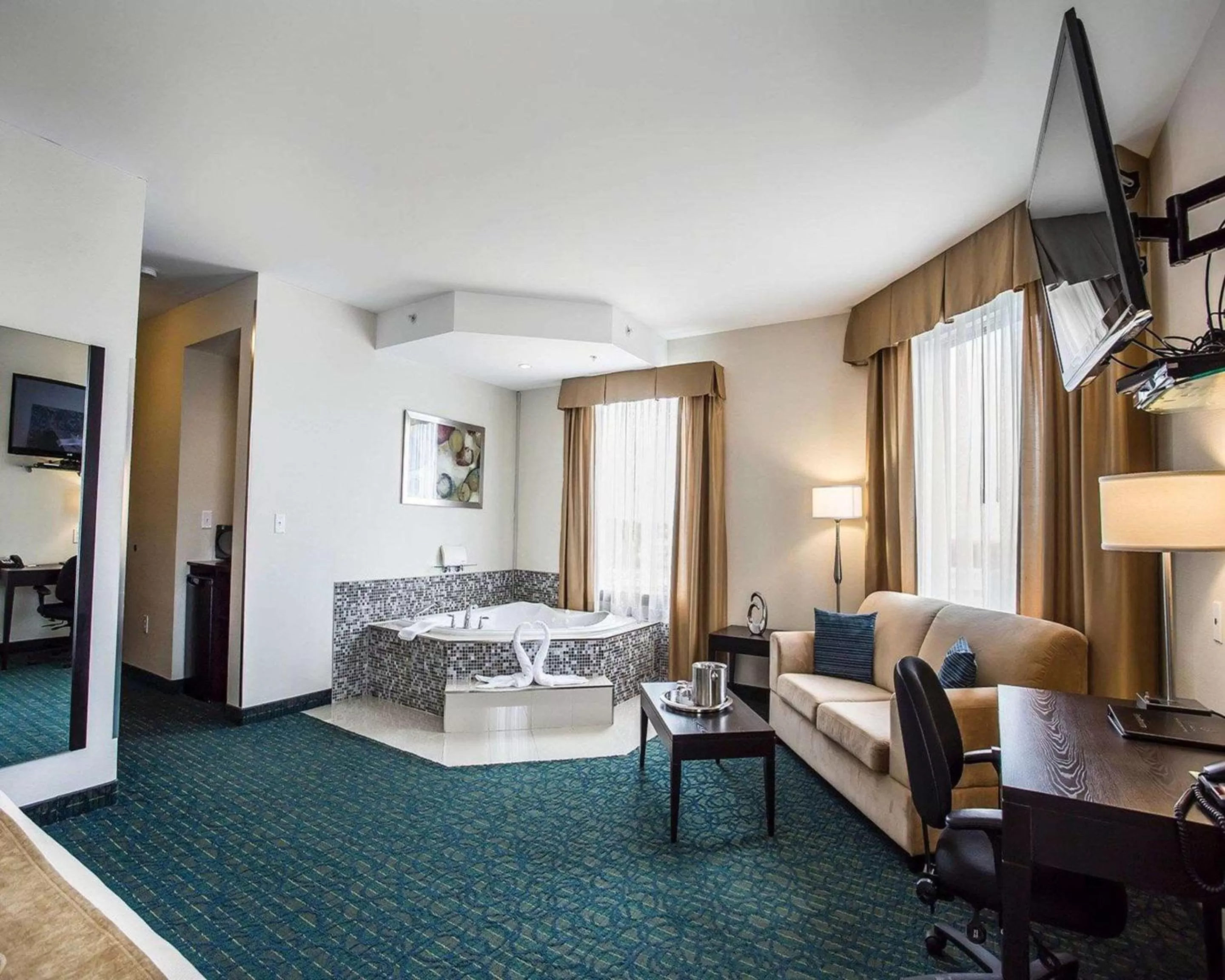 Photo of the whole room, Bed in Comfort Hotel Bayer's Lake