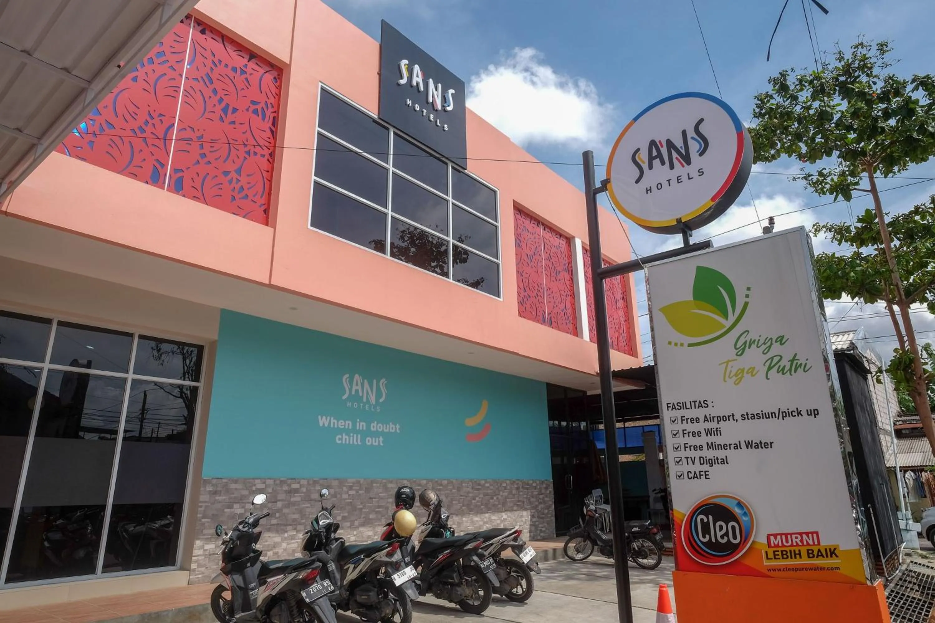 Property building in Sans Hotel Tiga Putri Semarang by RedDoorz