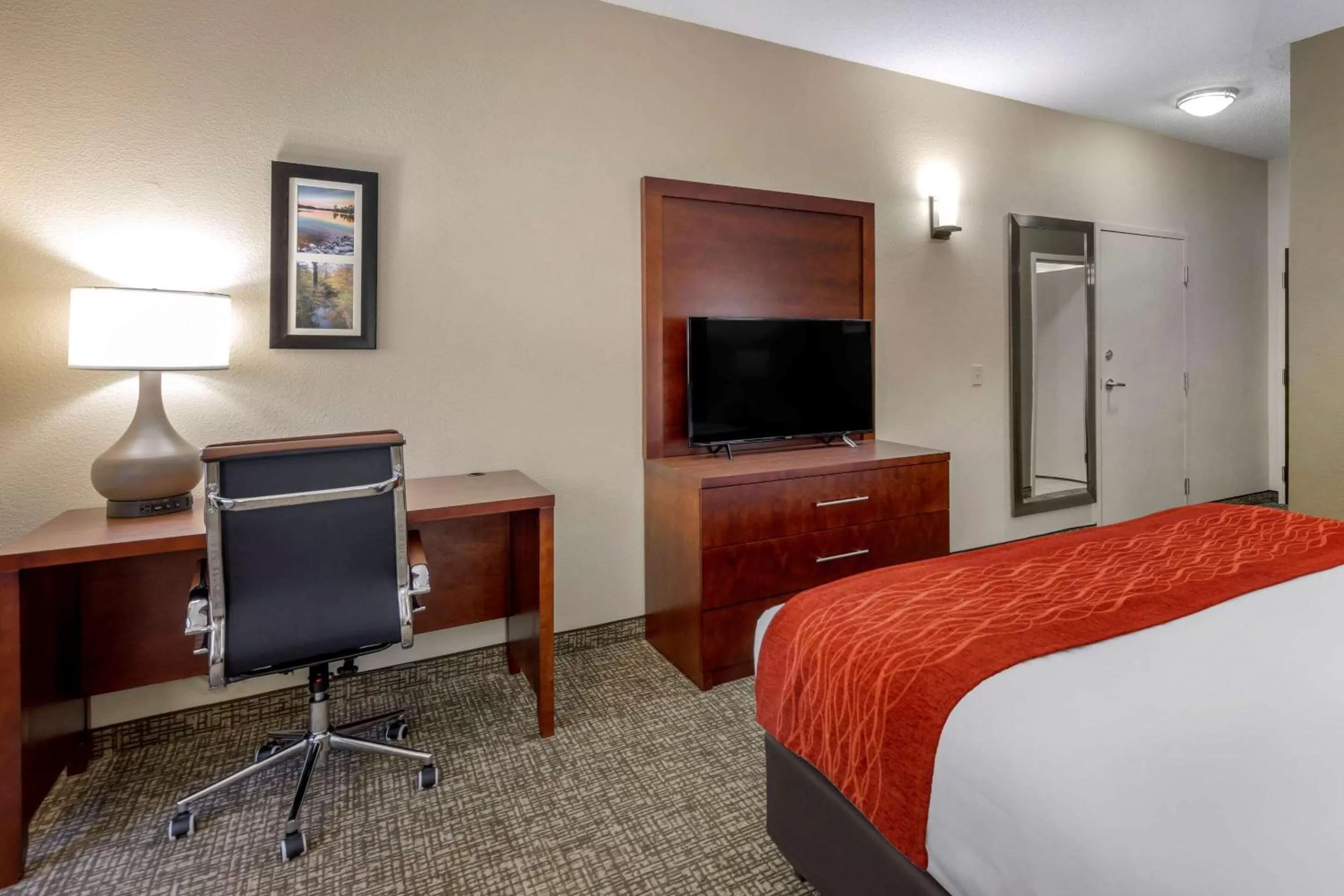 Photo of the whole room, Bed in comfort & inn Suites