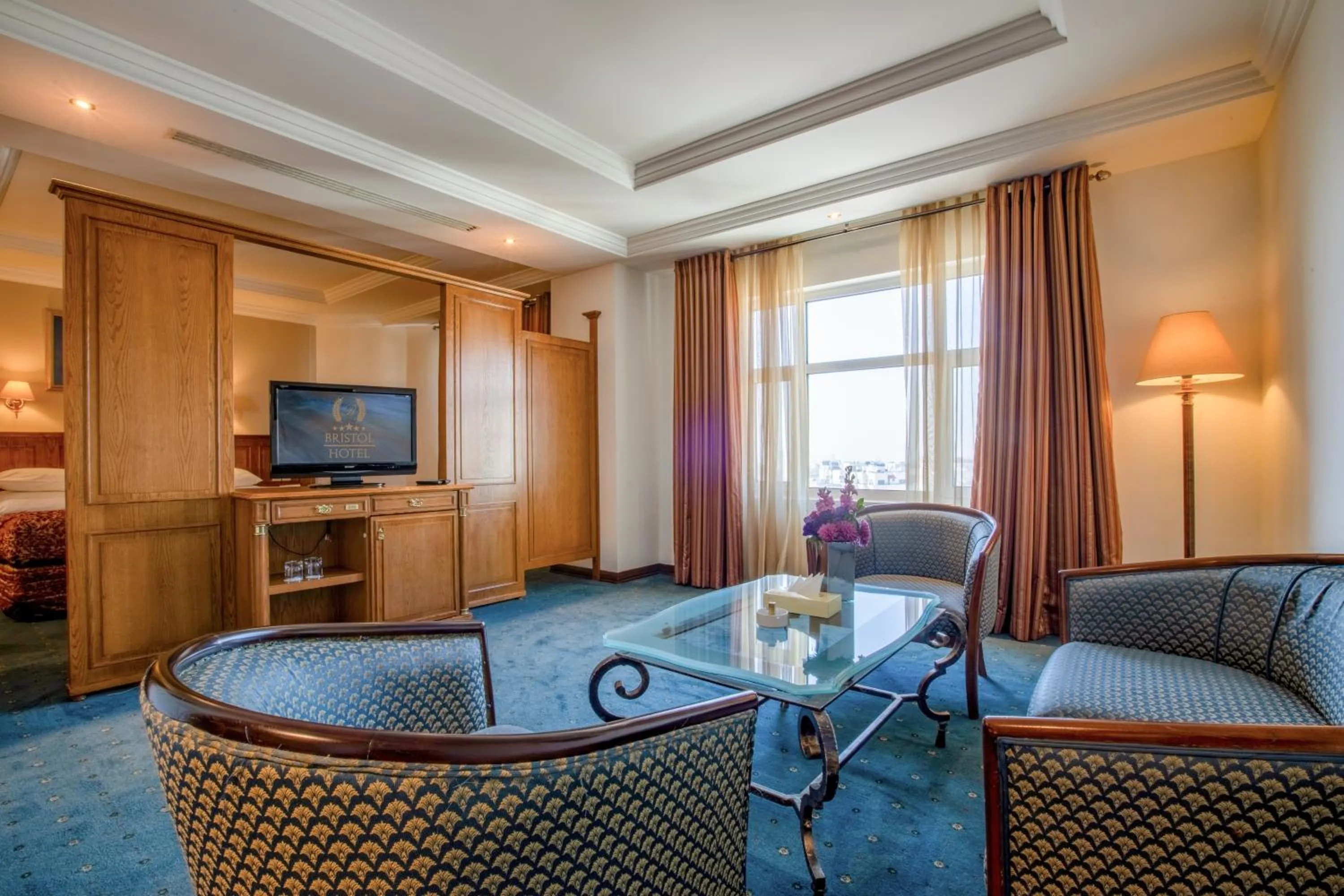 Living room in Bristol Hotel