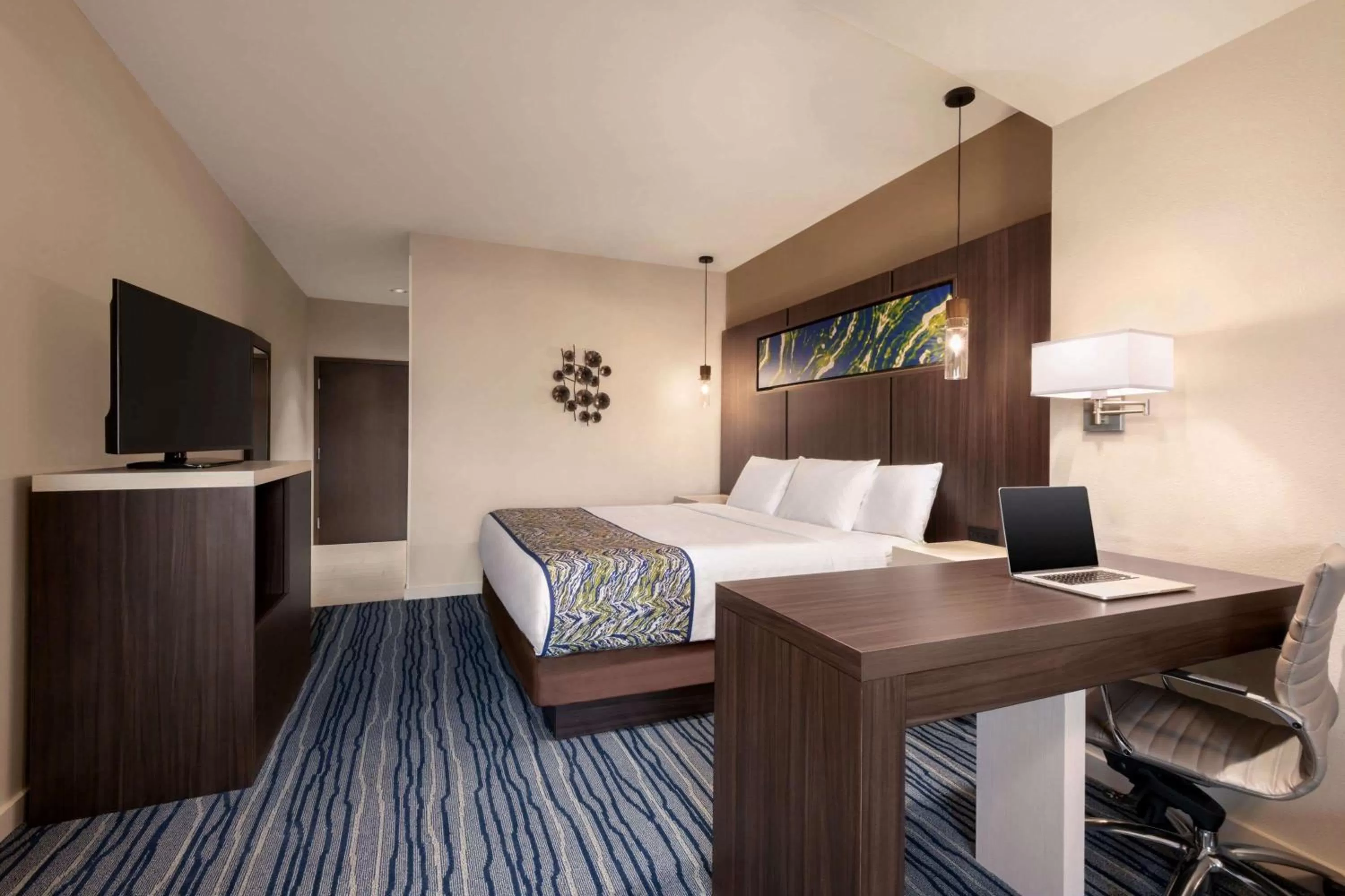 Photo of the whole room, Bed in La Quinta Inn & Suites by Wyndham Orlando I-Drive Theme Parks