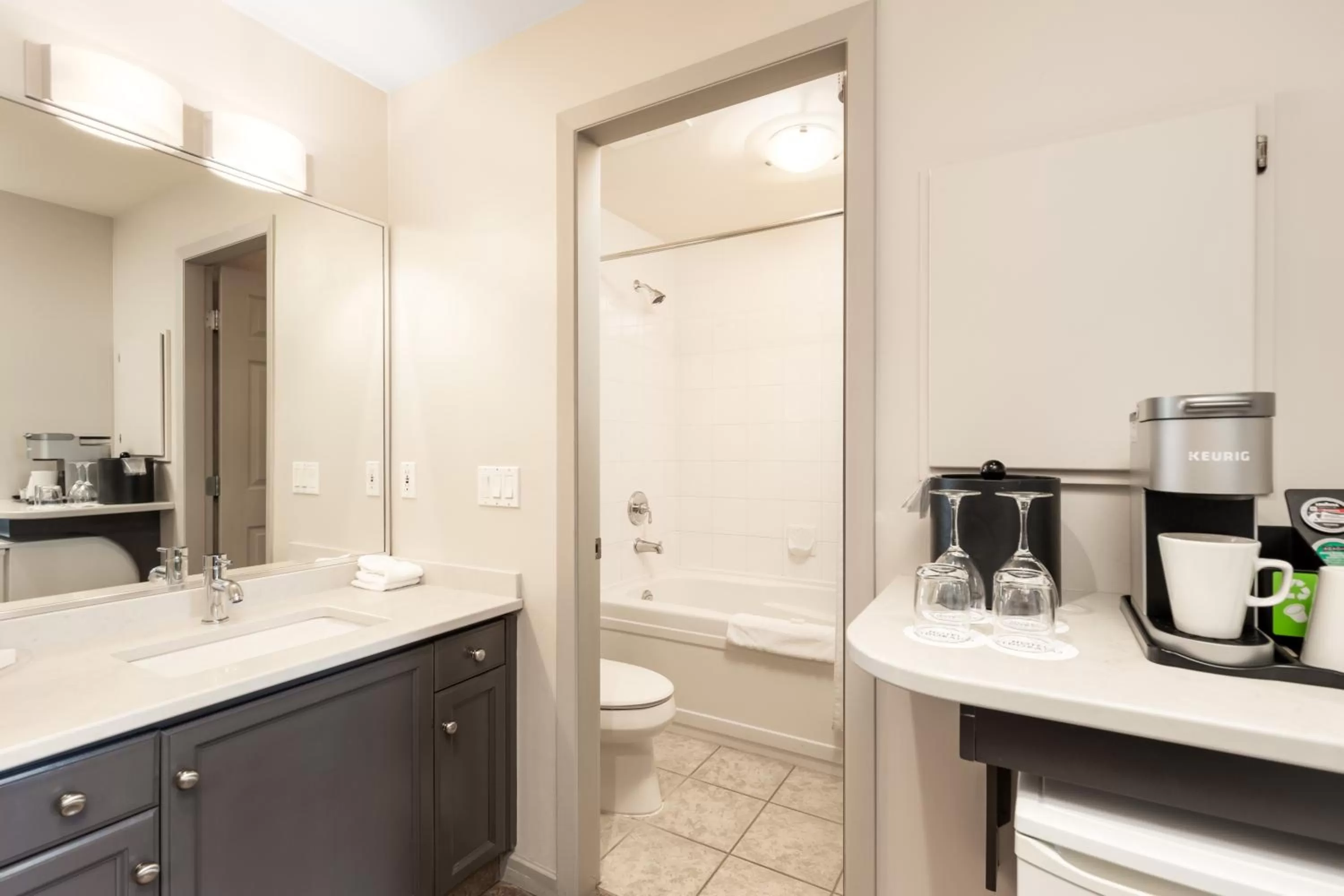 Deluxe King Room, Lakeview in Manteo at Eldorado Resort