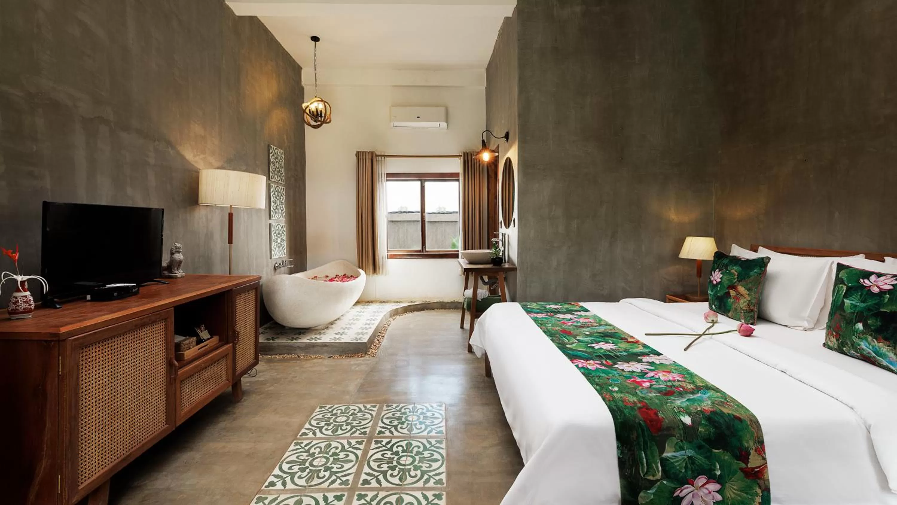 Bed in Dontrei Villa Angkor