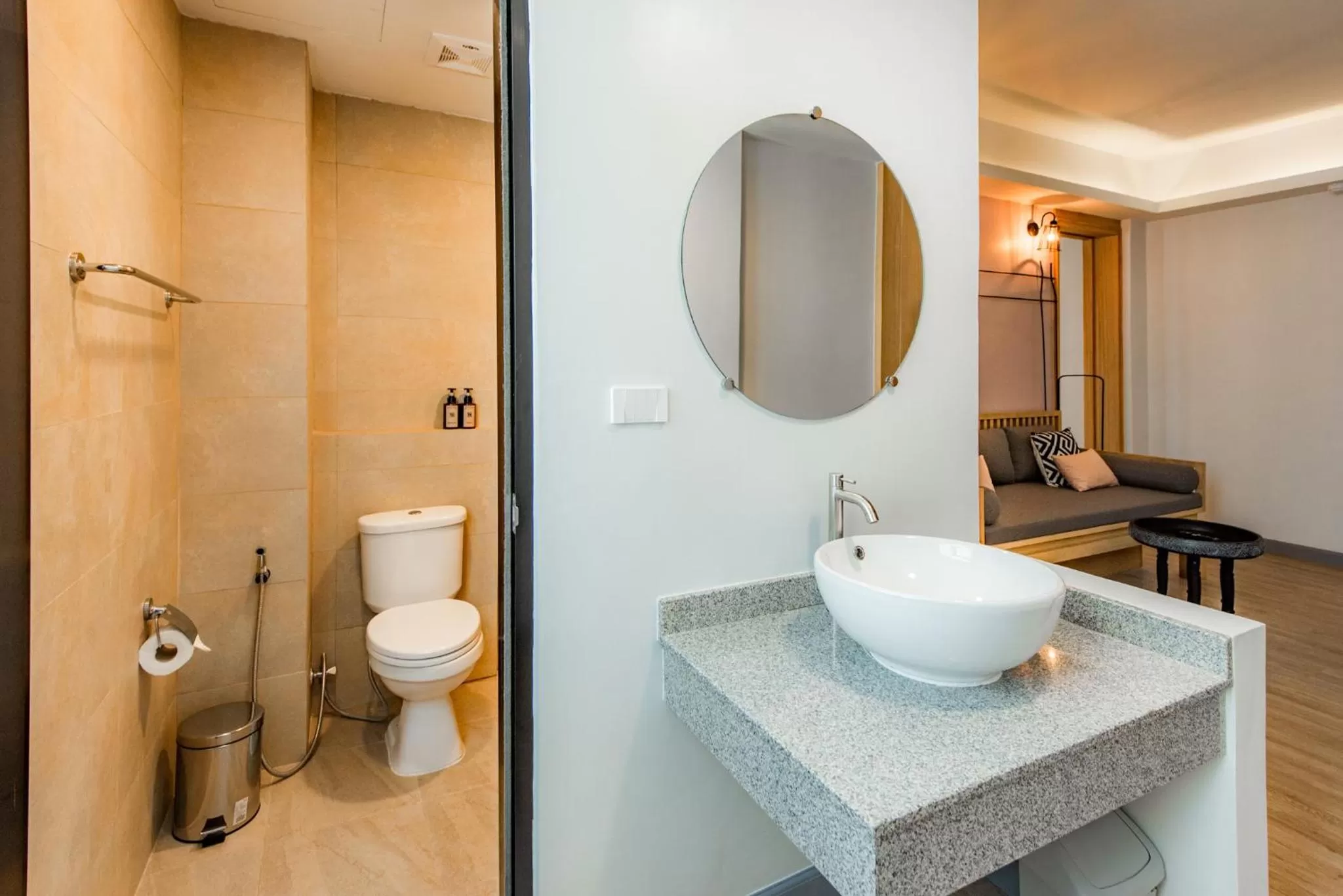 Toilet in Luck Thai Hotel