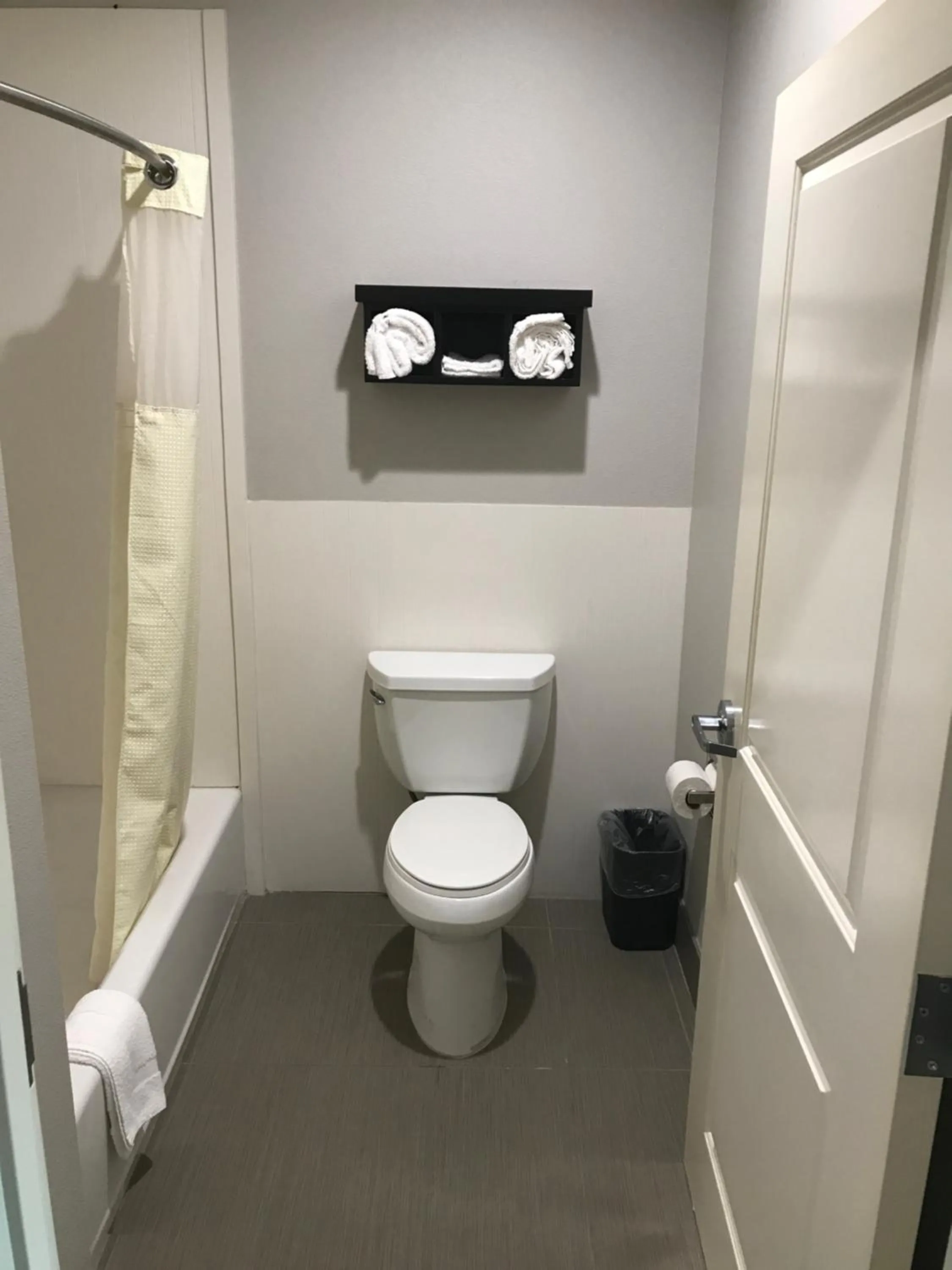 Shower in Grand Villa Inn and Suites Westchase/Chinatown