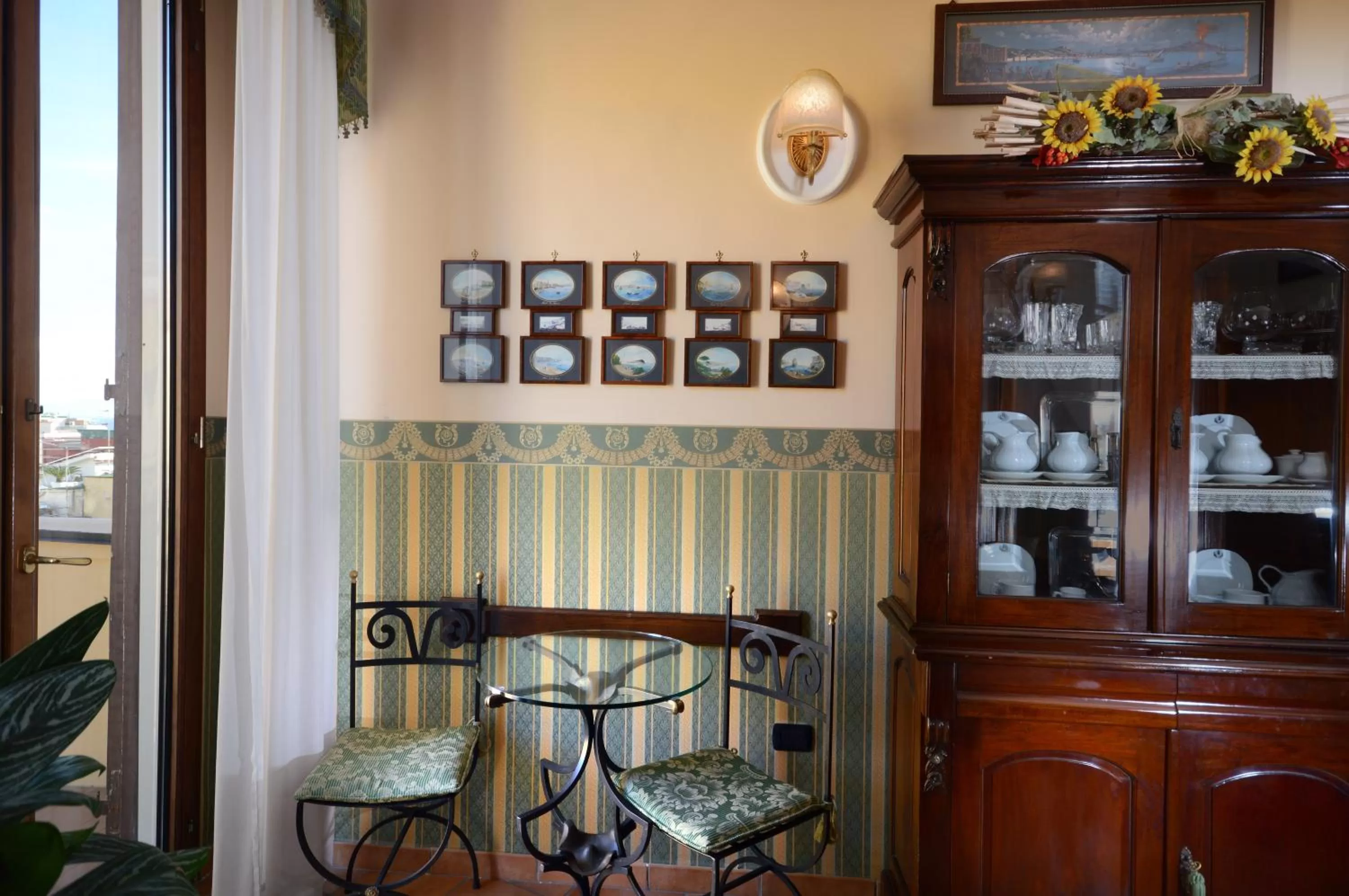 Communal lounge/ TV room in Pinto-Storey Hotel