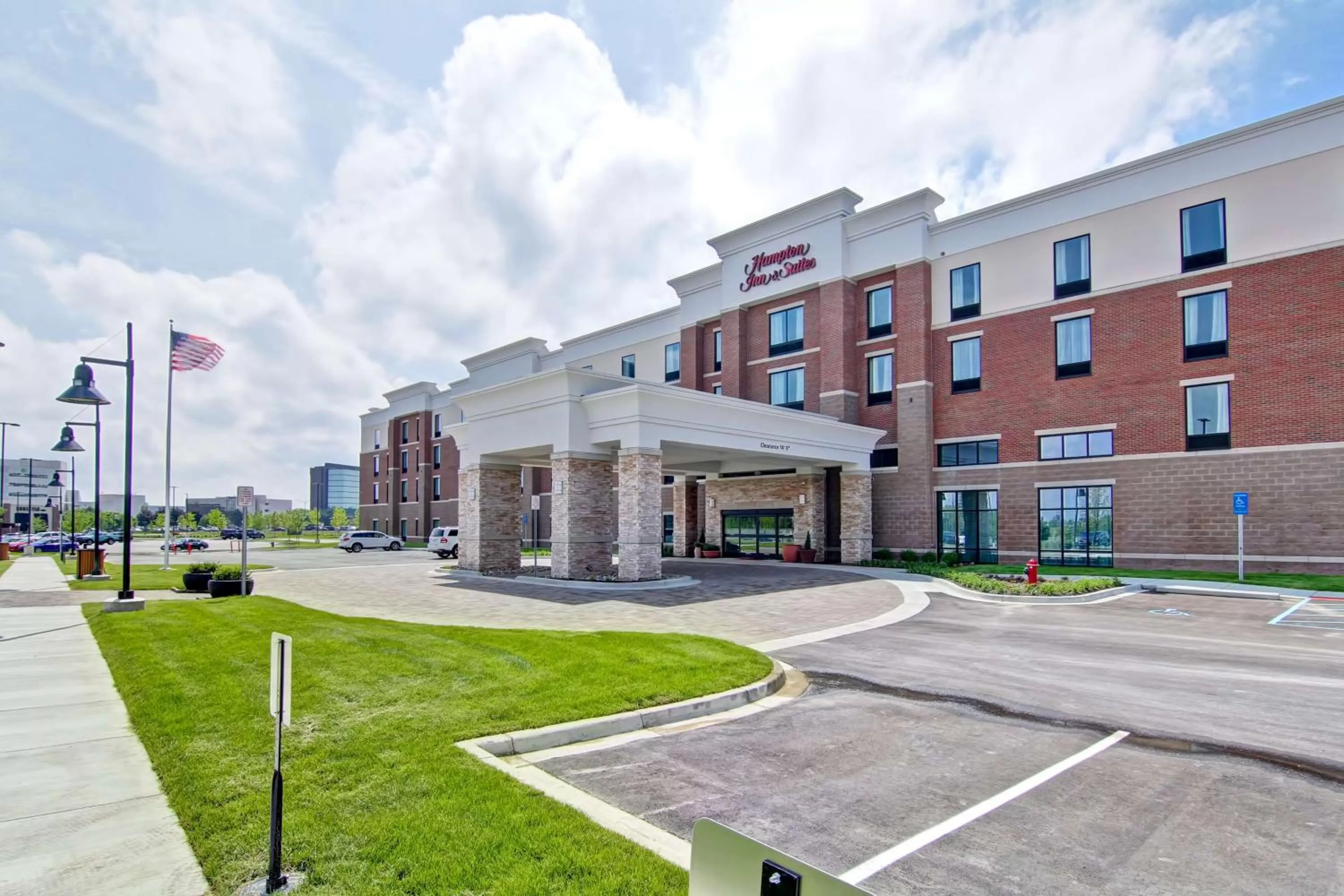 Property building in Hampton Inn & Suites Detroit/Troy