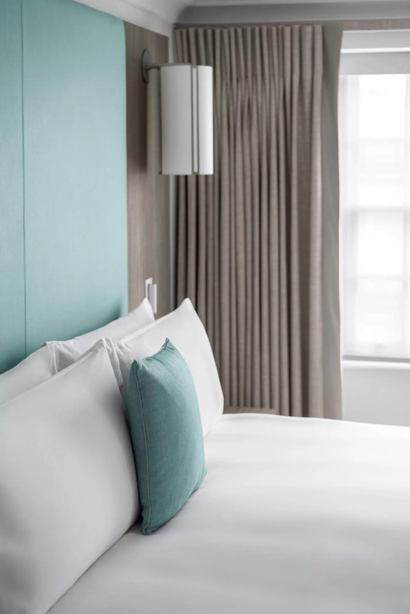 Photo of the whole room, Bed in COMO Metropolitan London