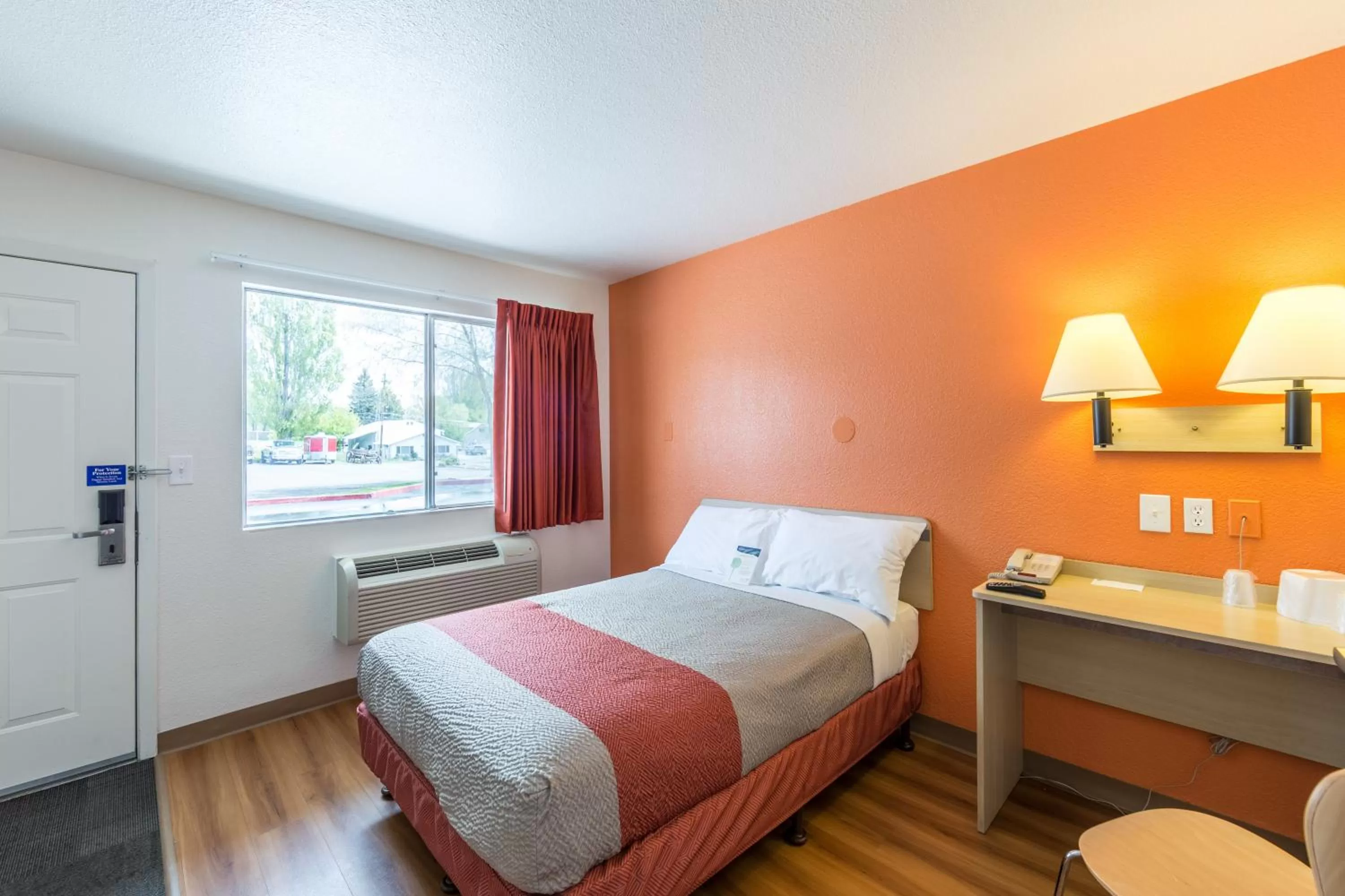 Bedroom, Bed in Motel 6-Klamath Falls, OR