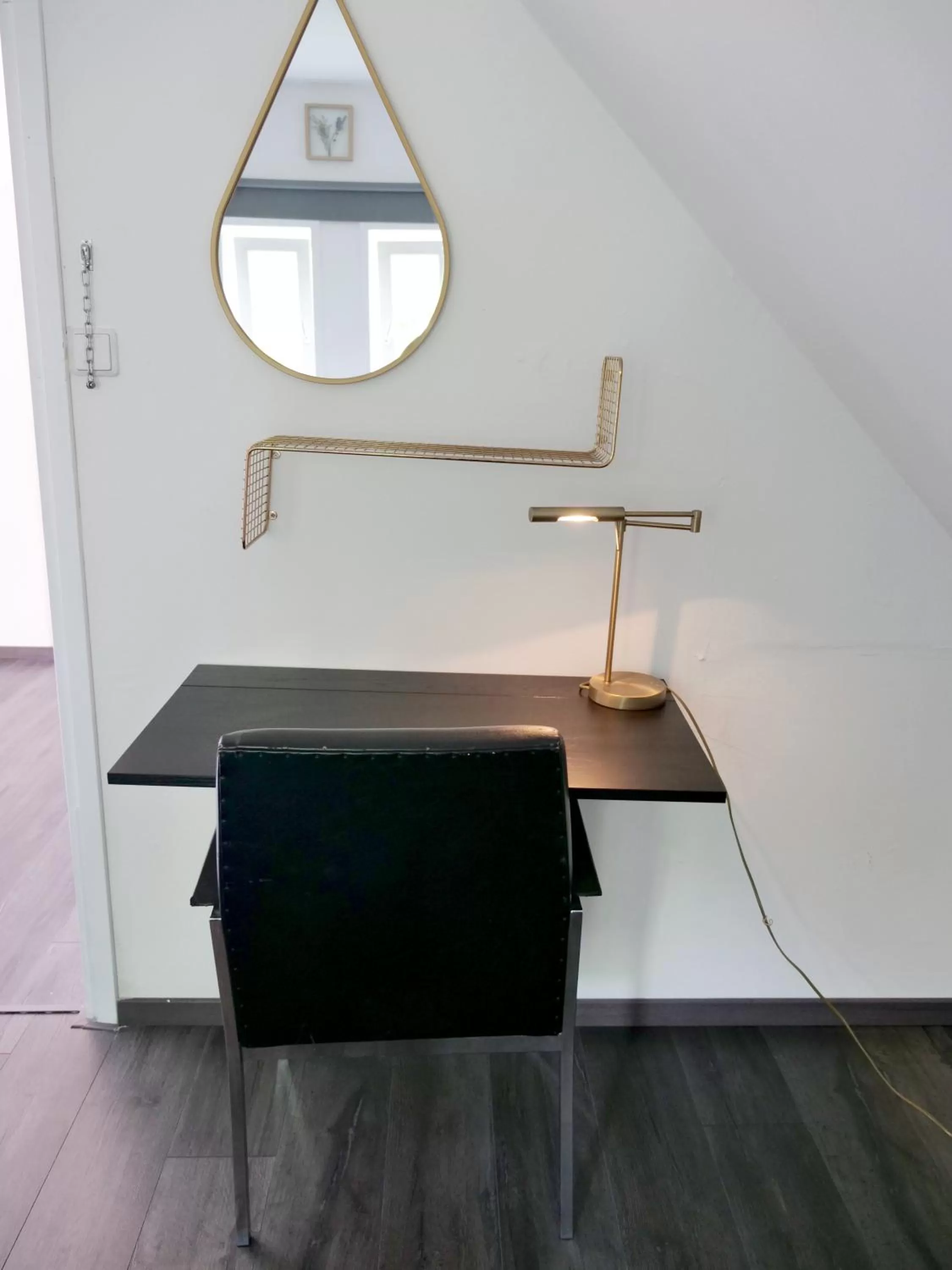 Bedroom, TV/Entertainment Center in The Diesel Bed and Breakfast