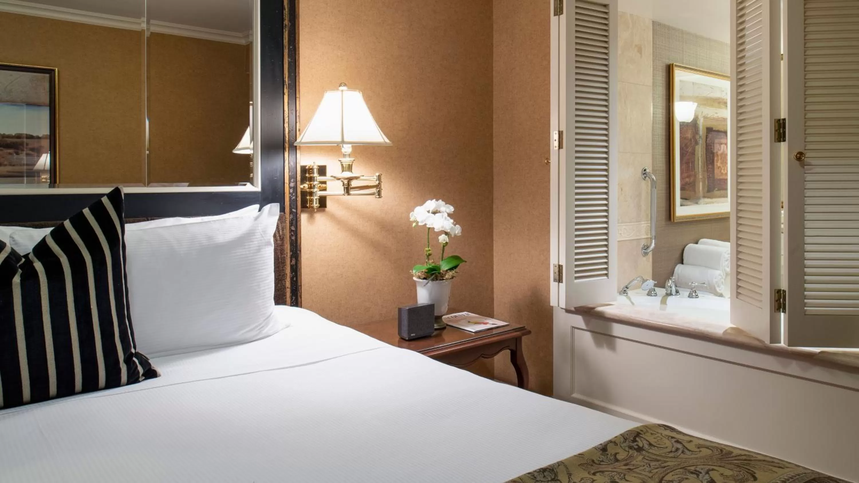 Bed in Wedgewood Hotel & Spa - Relais & Chateaux