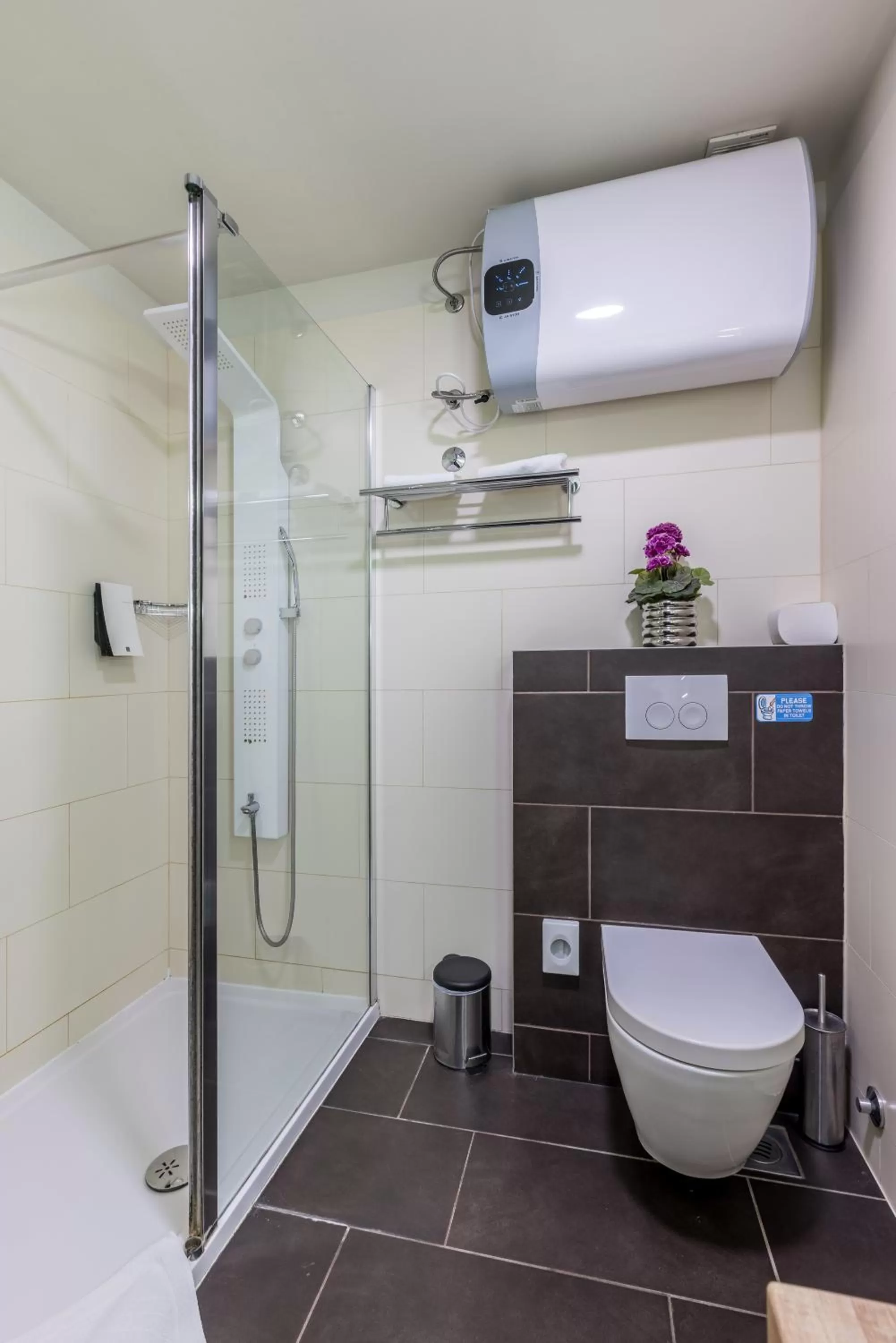 Shower in Leonis Restaurant & Rooms