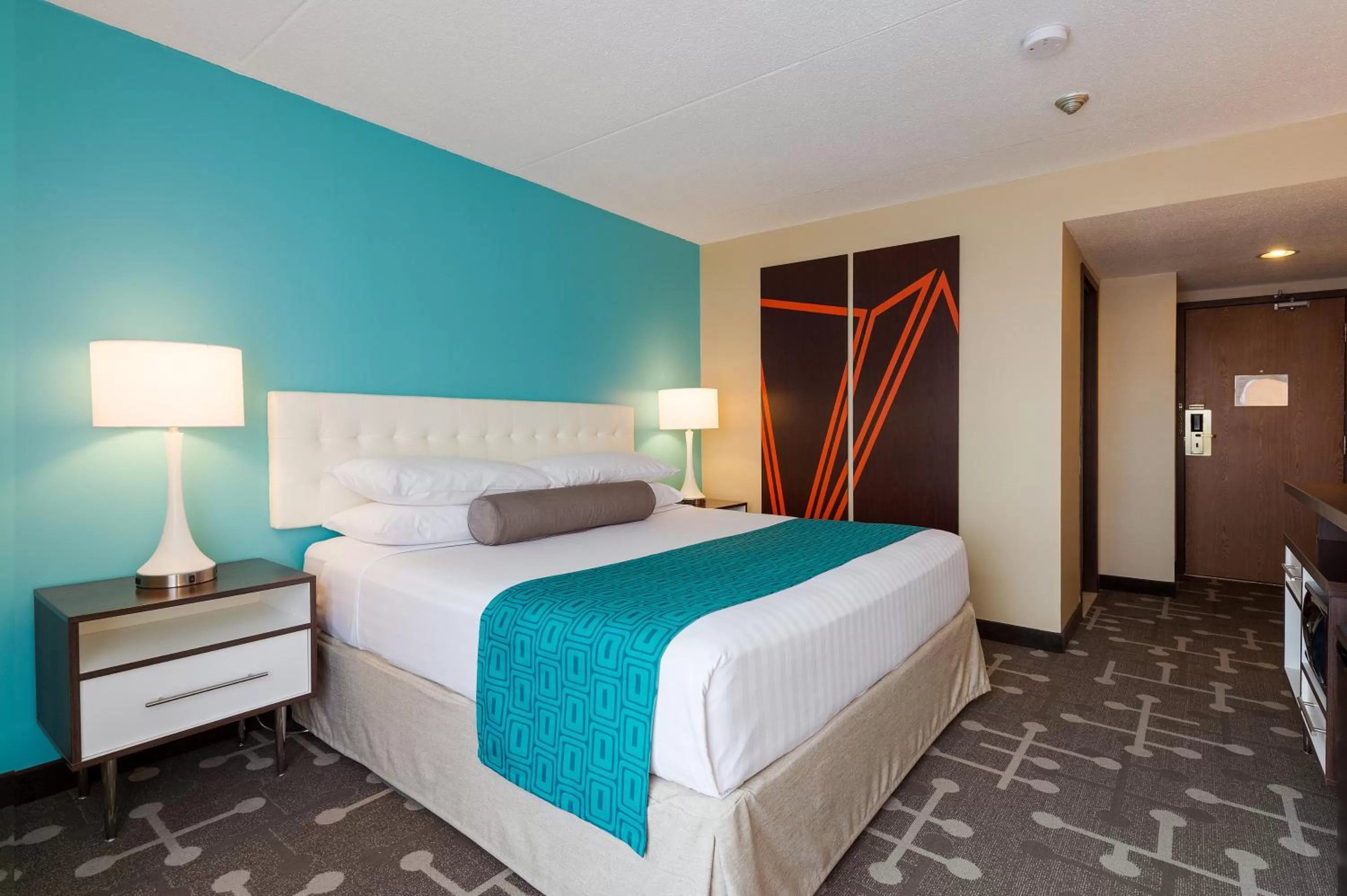 Photo of the whole room, Bed in Howard Johnson Plaza by Wyndham by the Falls Niagara Falls