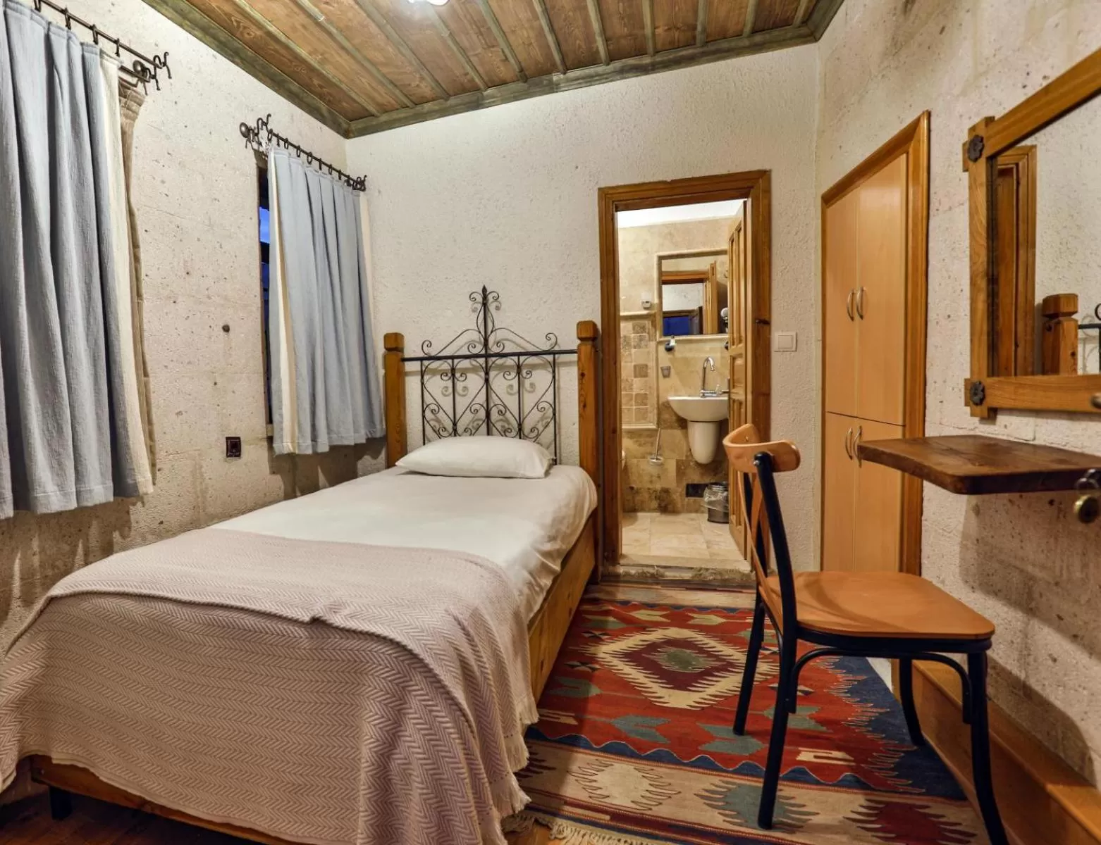 Photo of the whole room, Bed in Kookaburra Hotel