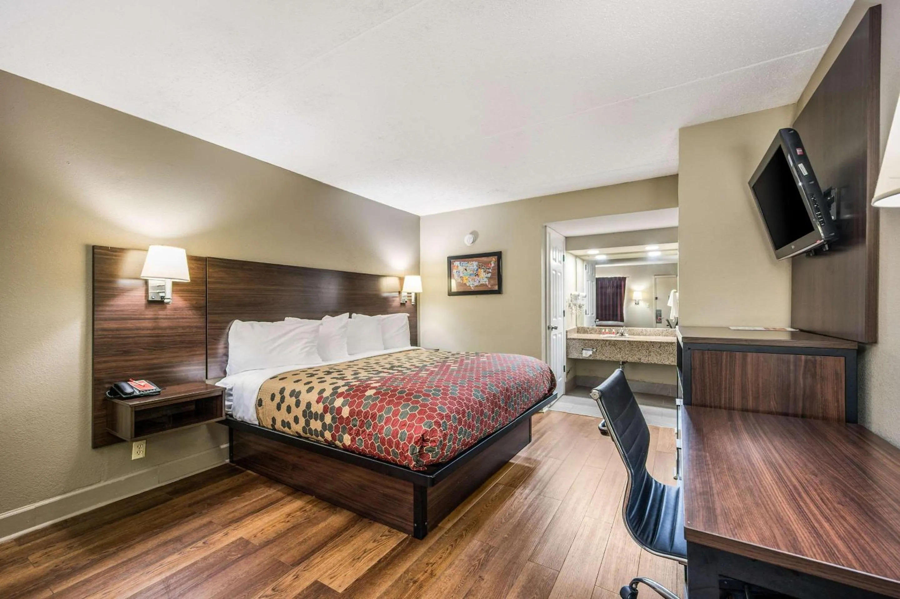 Photo of the whole room, Bed in Econo Lodge Inn & Suites Huntsville University Area