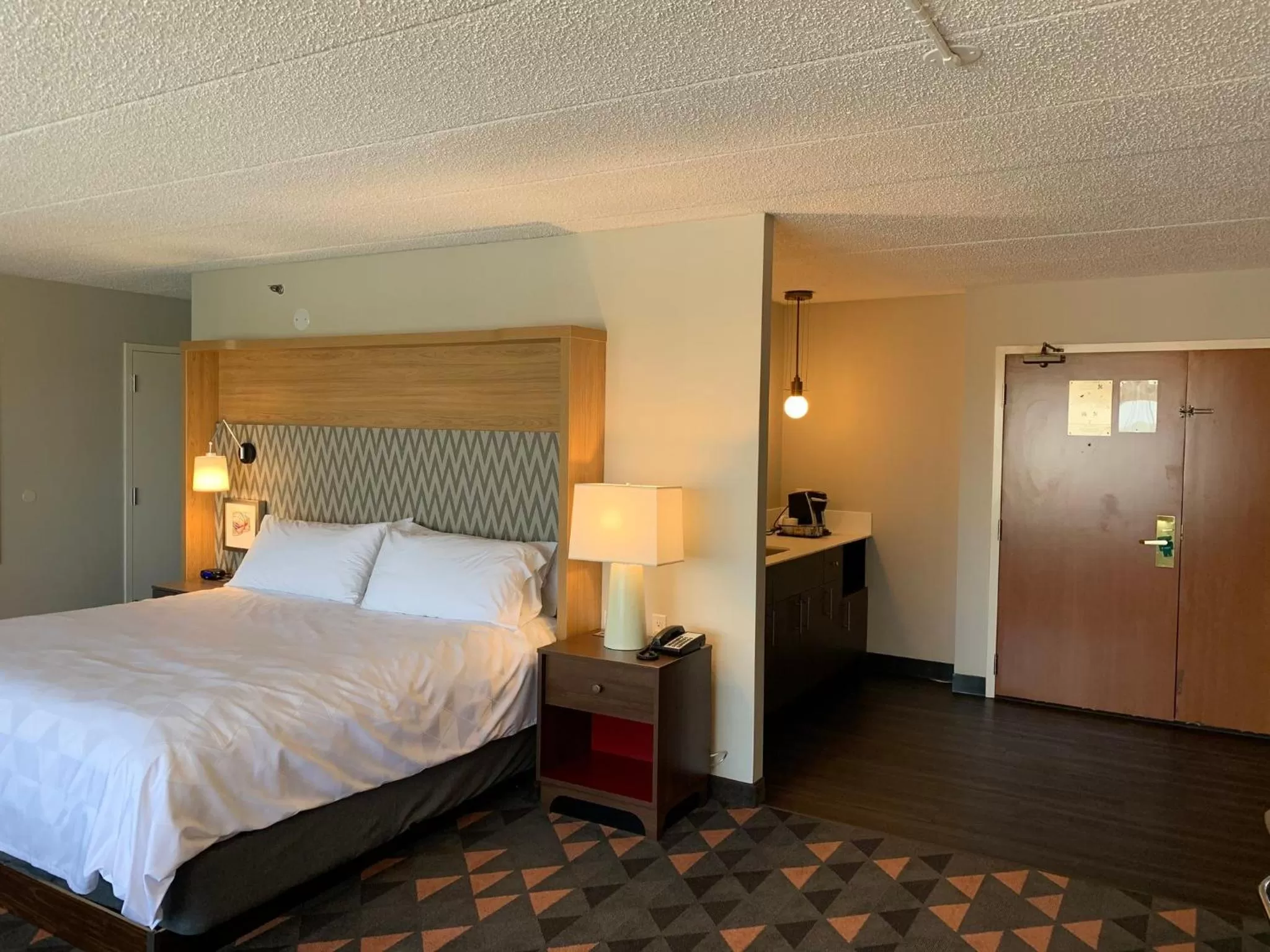 Photo of the whole room, Bed in Holiday Inn Chicago Nw Crystal Lk Conv Ctr by IHG